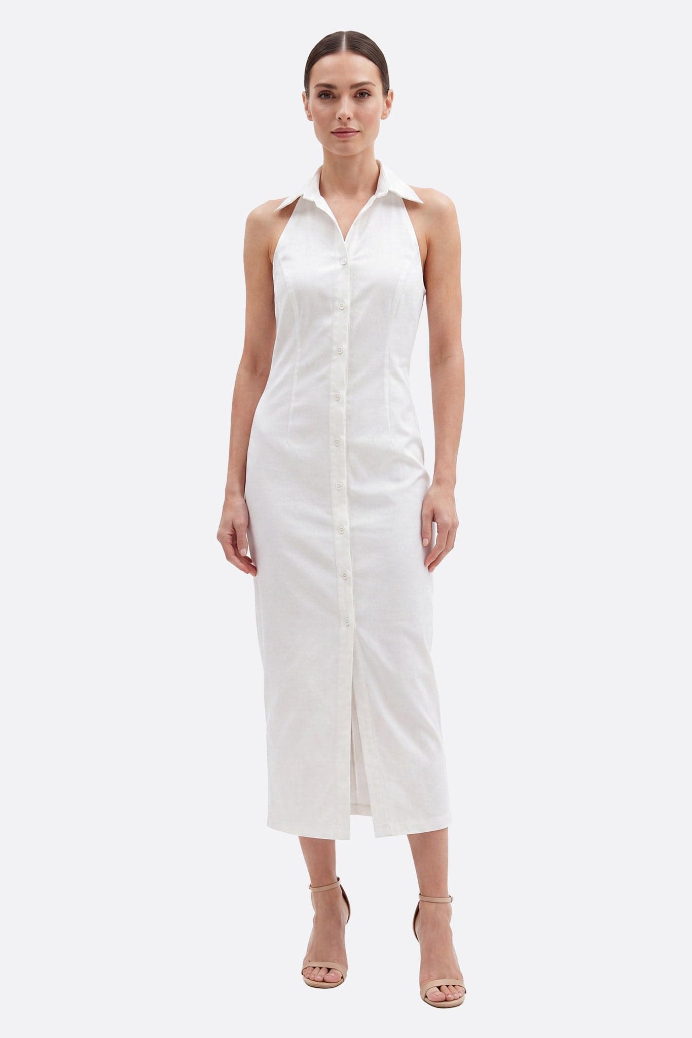 Mannequin de face portant une robe midi blanche à col chemise et boutonnage intégral, fente avant