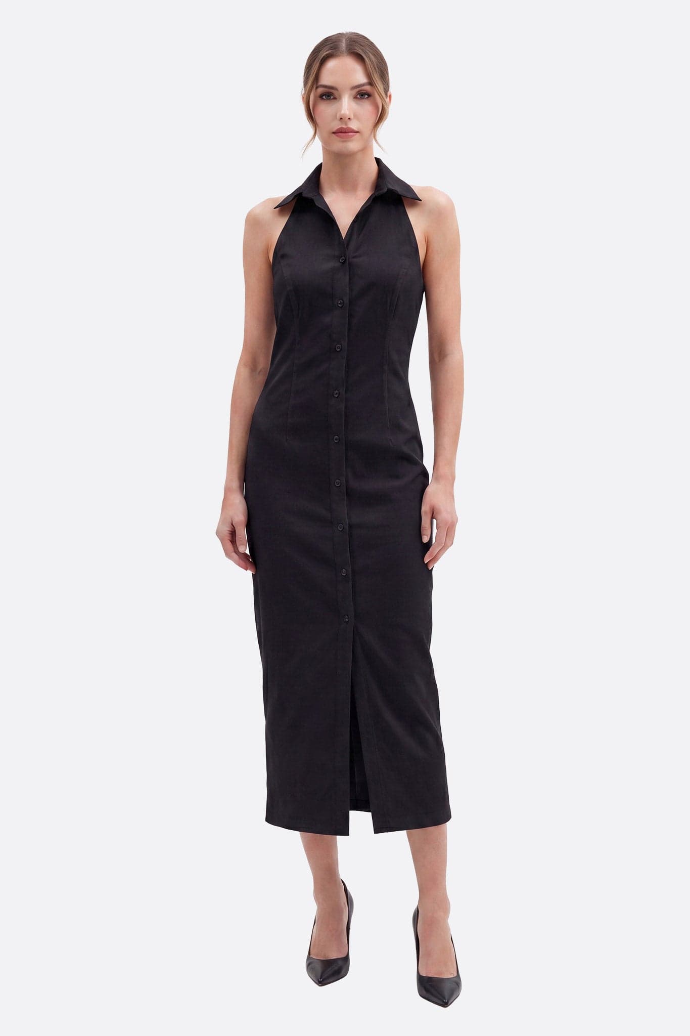 Robe midi noire à col chemise portée de face avec boutonnage visible sur mannequin