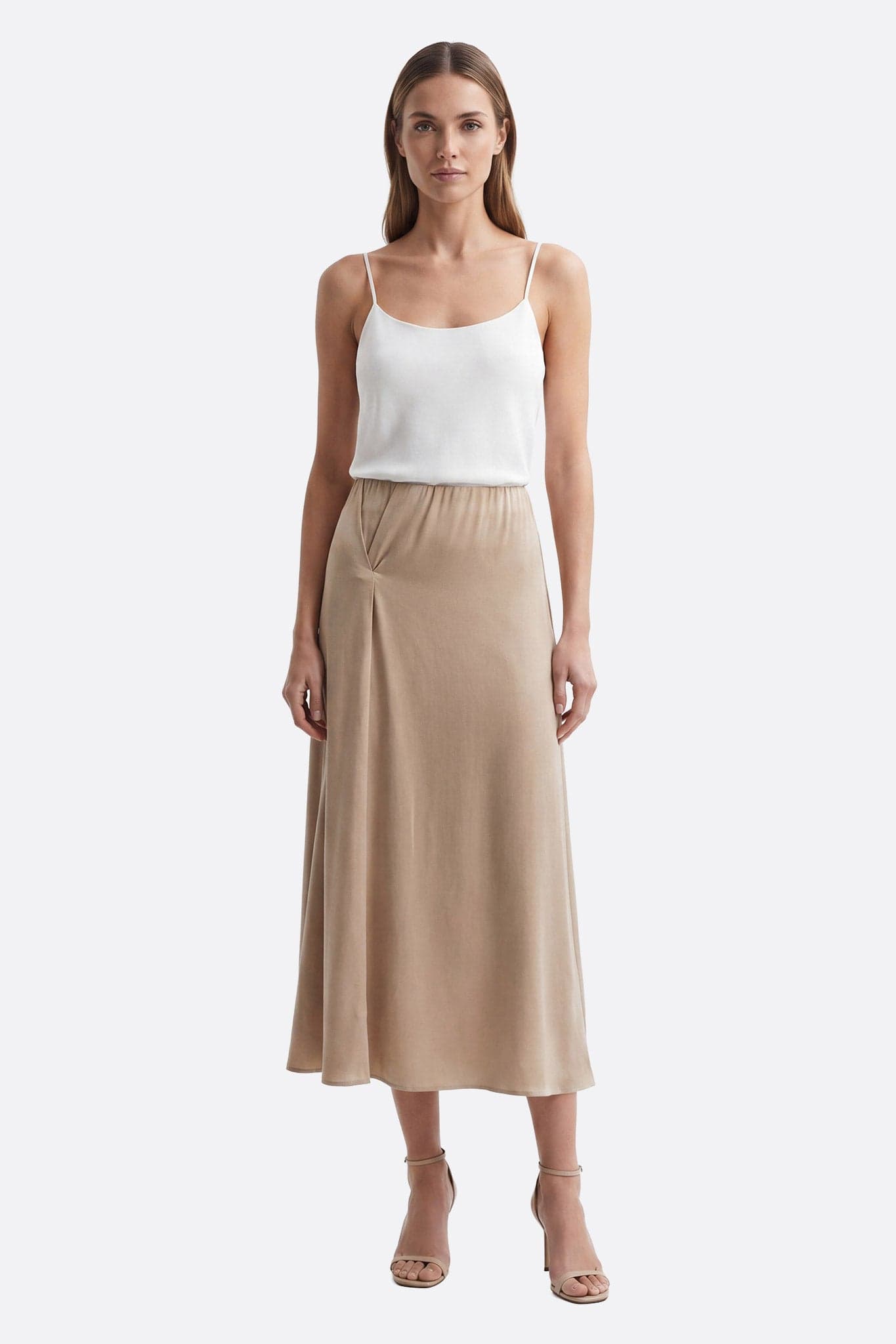 Mannequin de face portant une jupe longue fluide beige coupe évasée avec détail froncé à la taille