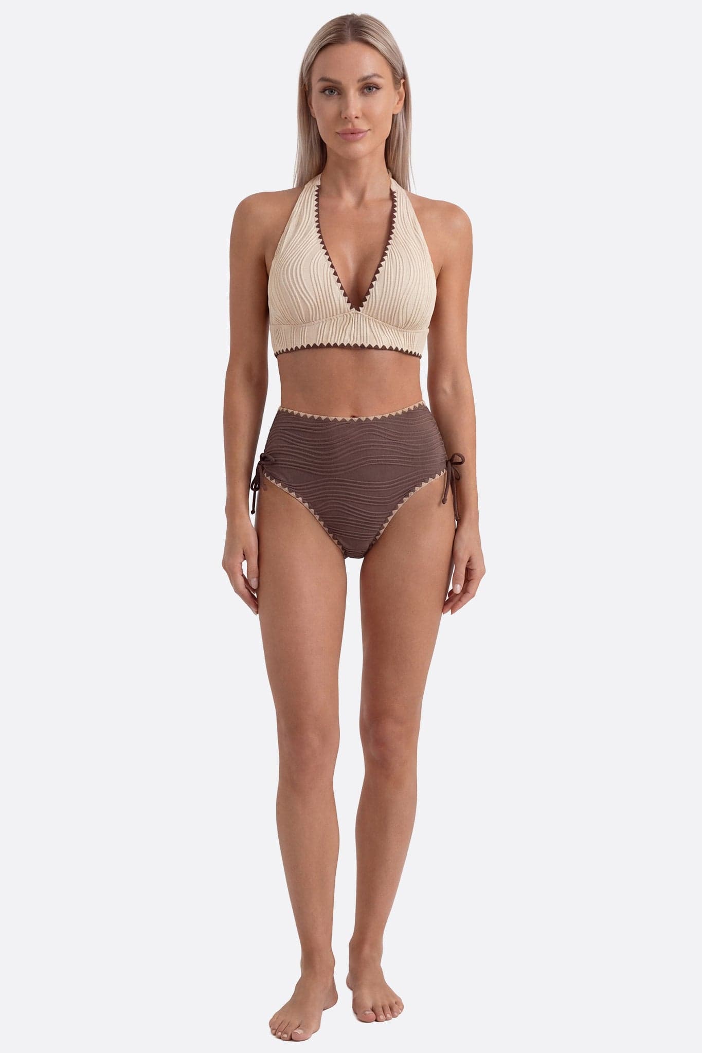 Maillot de bain deux-pièces texturé beige et marron à taille haute, parfait pour des journées ensoleillées à la plage.