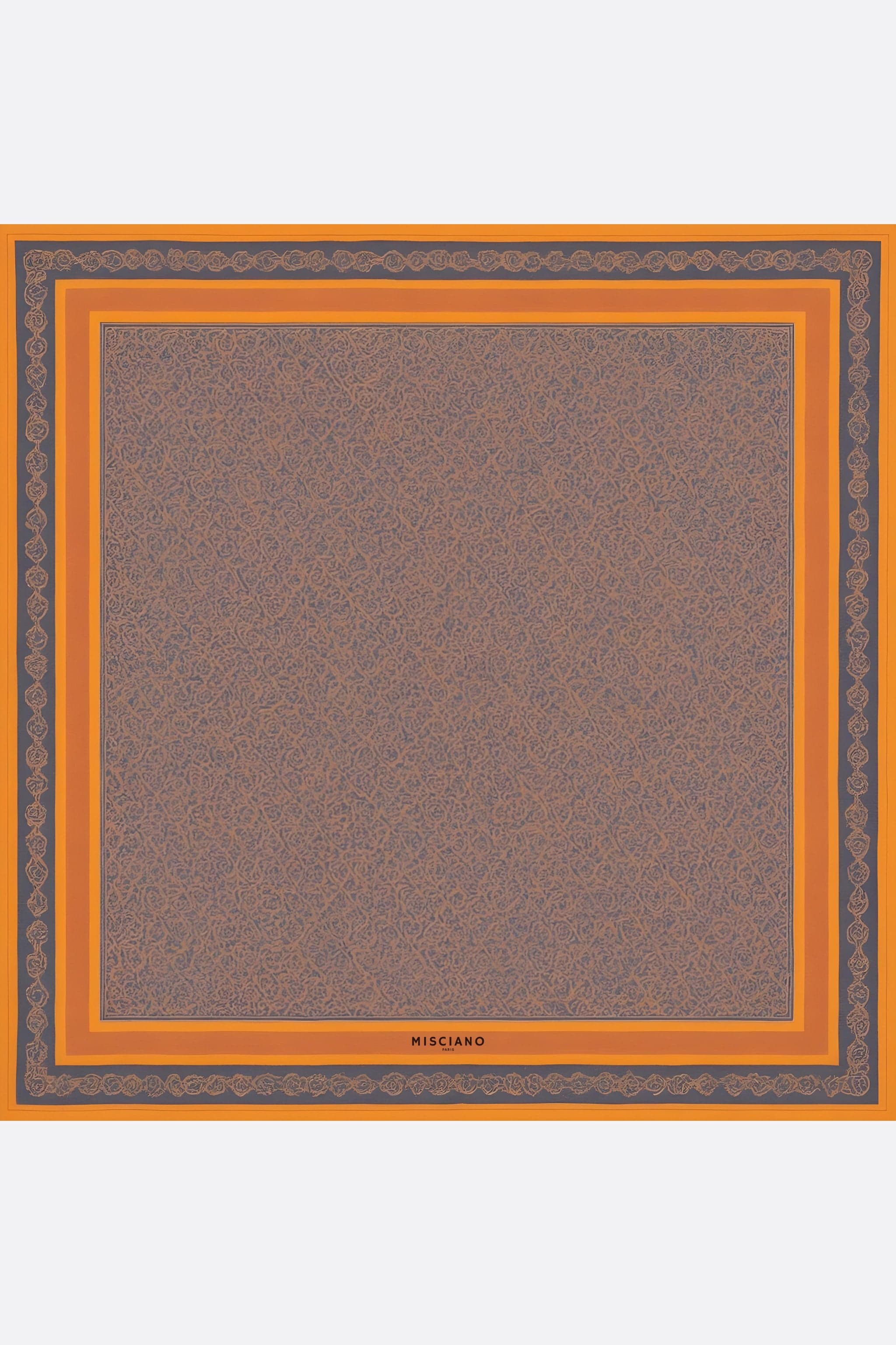 Carré de soie 90 cm aux motifs Ombres d'orient, révélant une texture luxueuse et une palette harmonieuse pour un style...