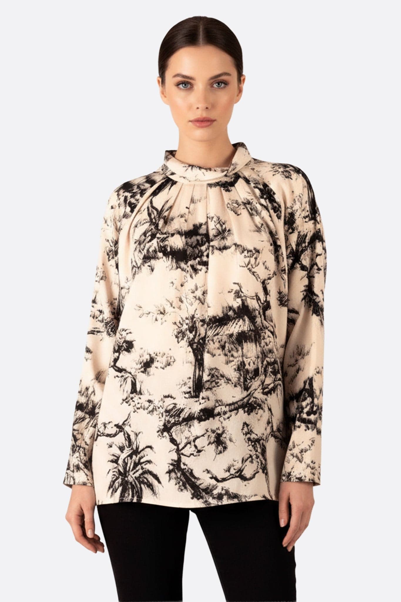Blouse oversize en toile de Jouy noir et blanc, offrant une touche d'élégance moderne pour vos tenues de tous les jours.