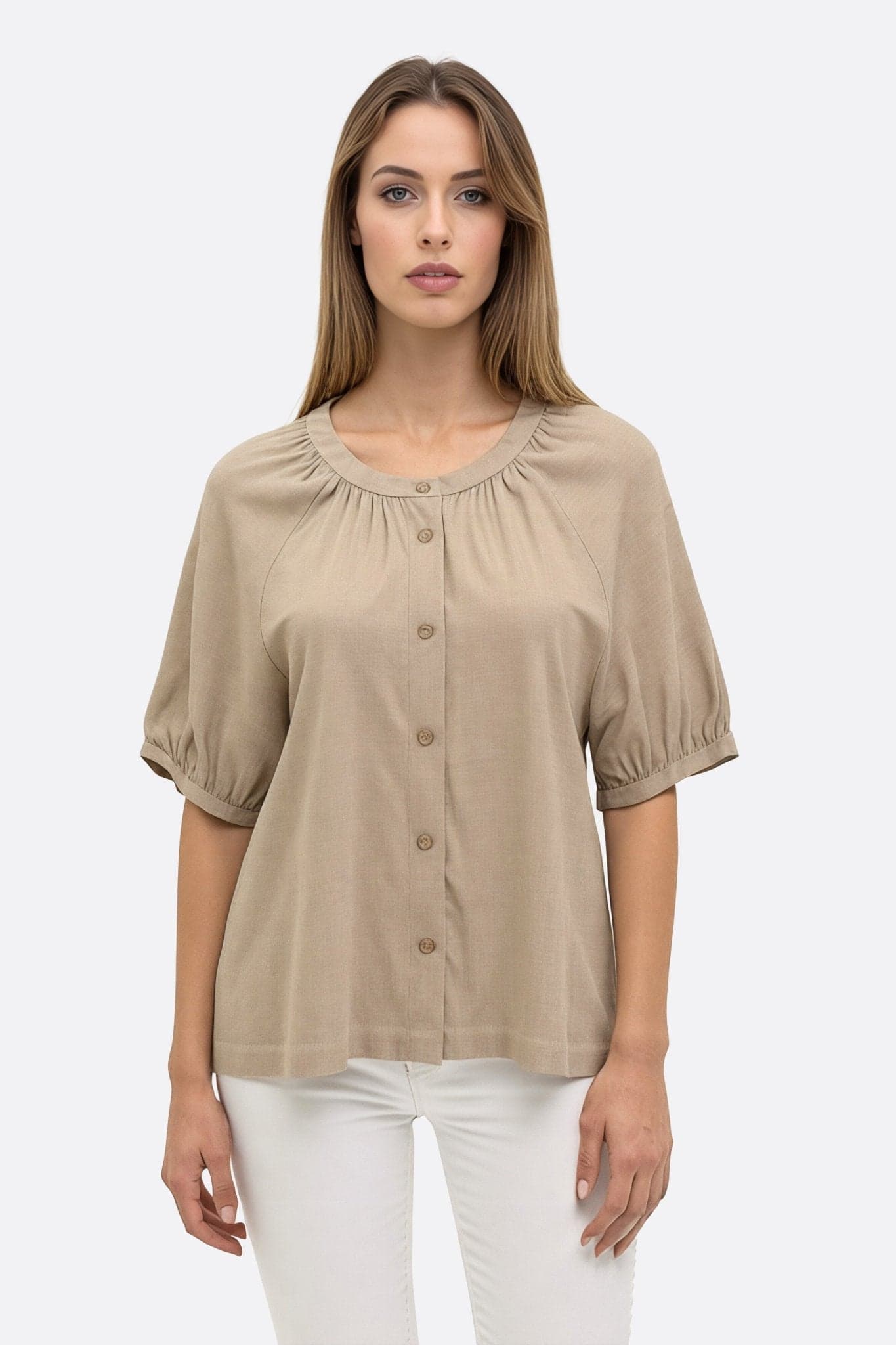 Blouse en lin beige à manches courtes bouffantes, idéale pour rehausser une tenue de bureau ou pour une sortie élégante.