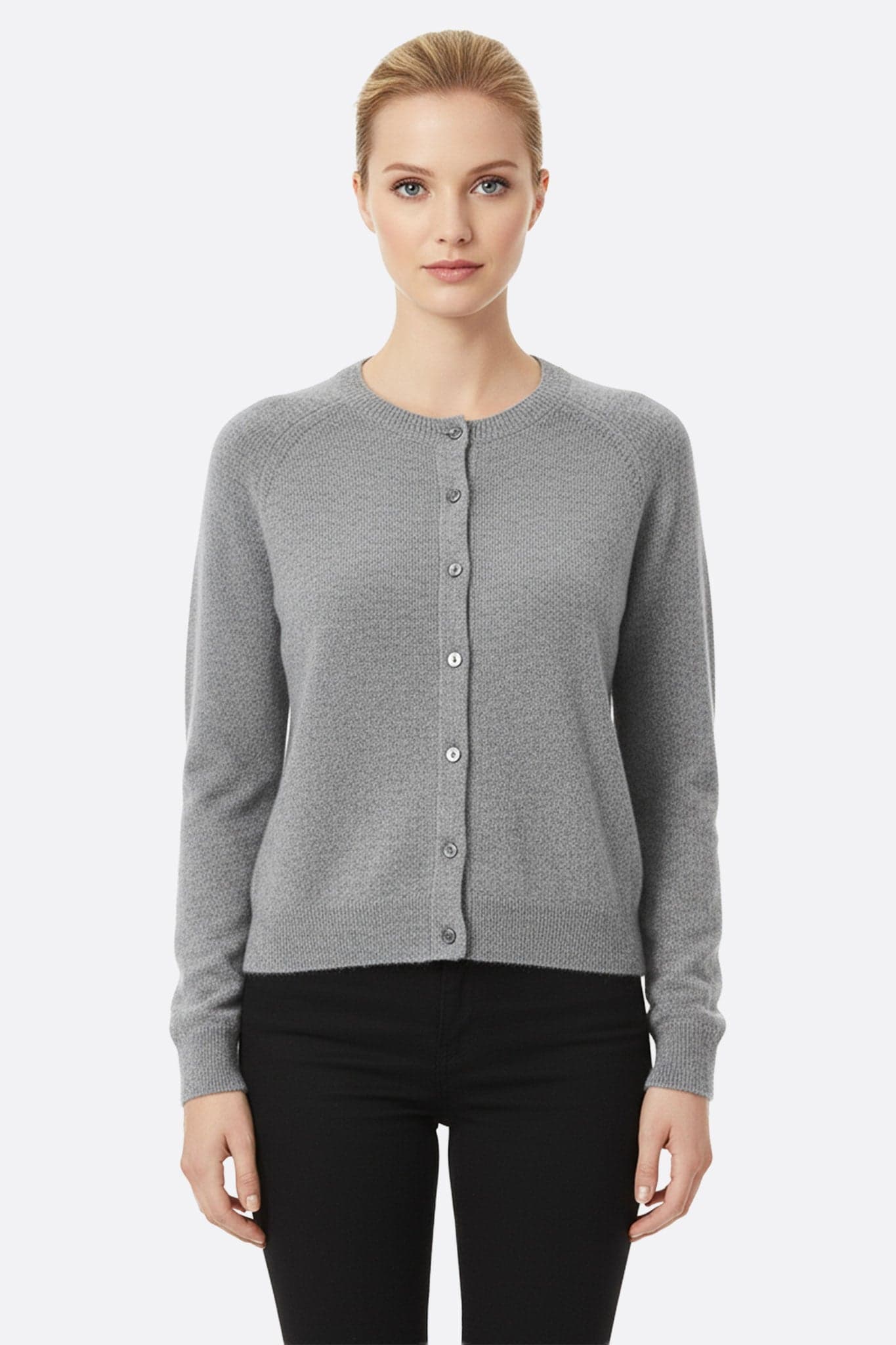 Cardigan en laine vierge grise à manches longues, mettant en valeur sa coupe élégante et sa texture douce pour un look chic.