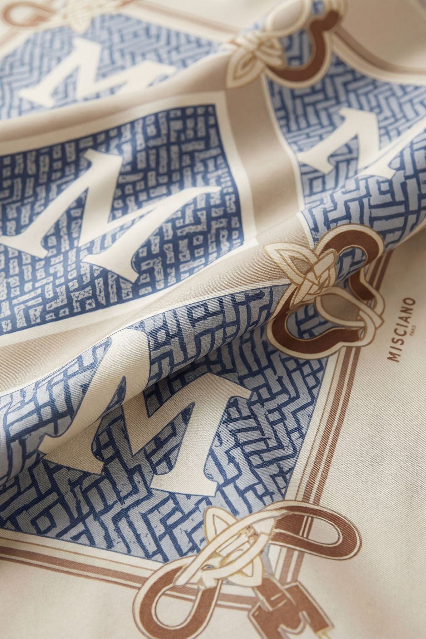 Détail en gros plan d'un carré de soie 90 cm, imprimé double face avec motif monogramme, accessoire élégant pour le...
