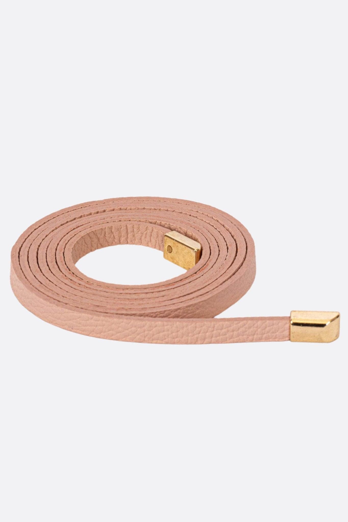 Cinturón fino de cuero rosa con detalles dorados, perfecto para añadir un toque elegante a tus outfits.