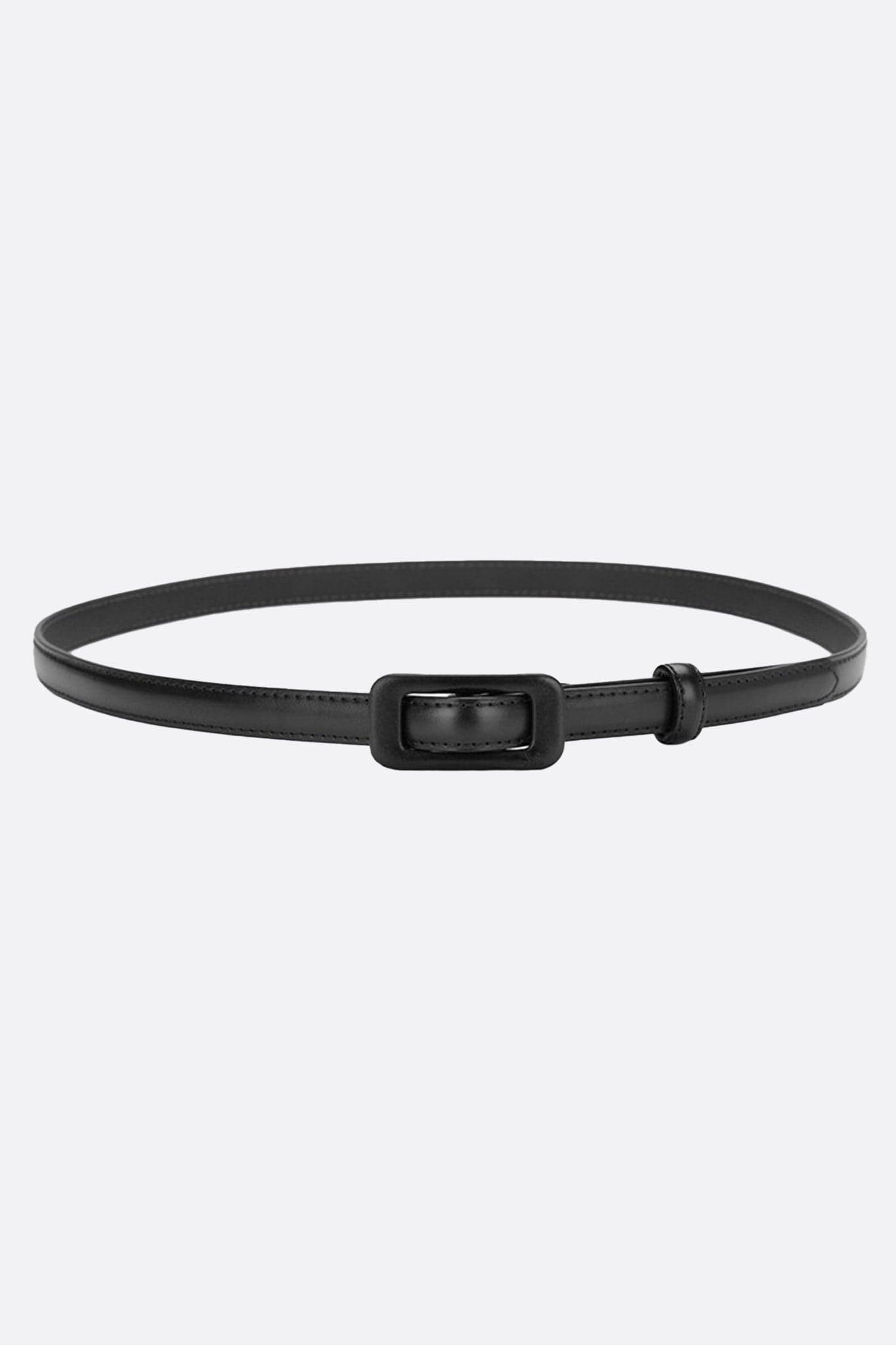 Ceinture fine noire à boucle rectangulaire, confectionnée en matière recyclée, parfaite pour sublimer une taille élégante.