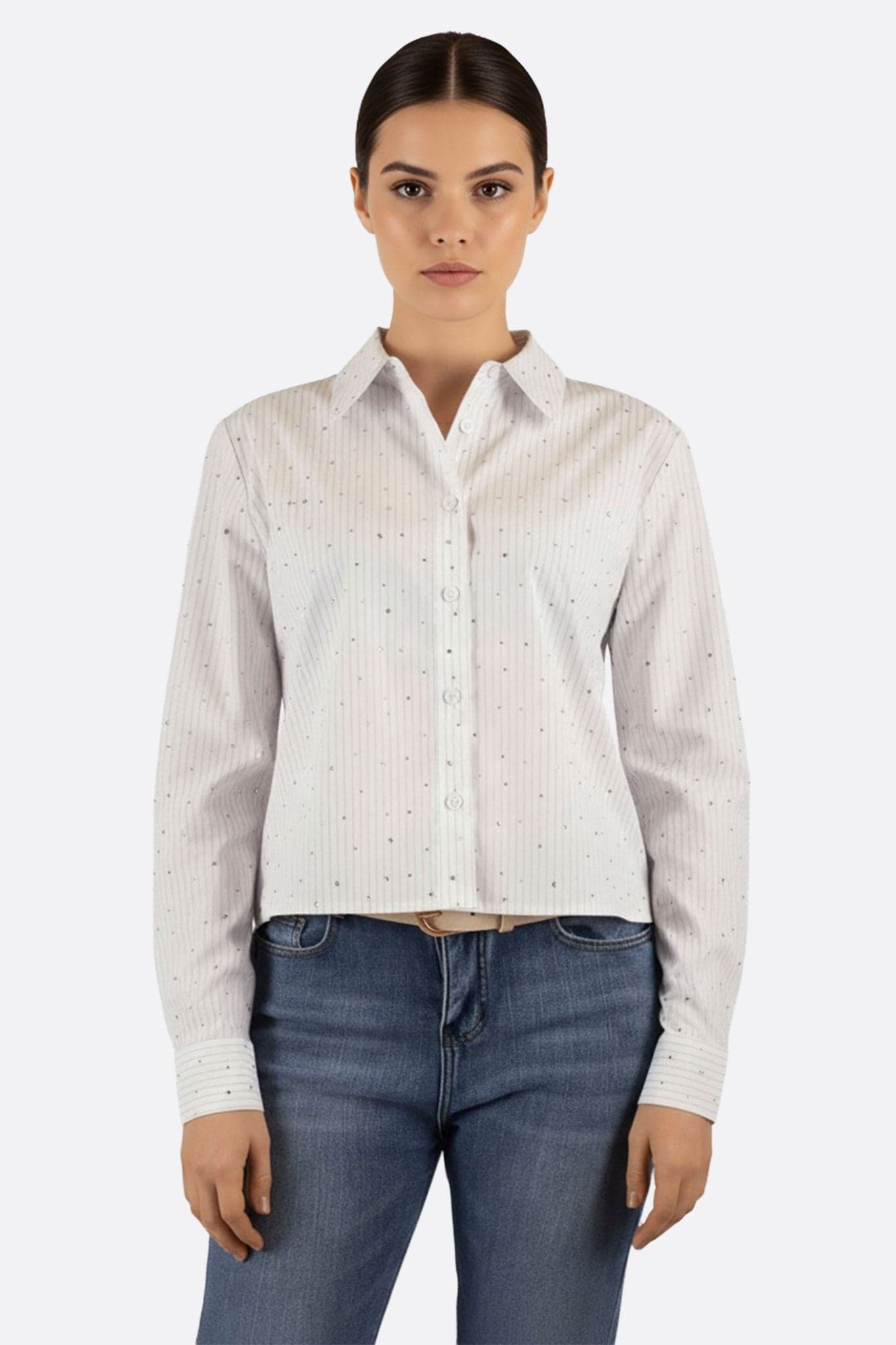 Chemise élégante blanche en coton à rayures délicates et strass, parfaite pour un look chic au bureau ou en soirée.