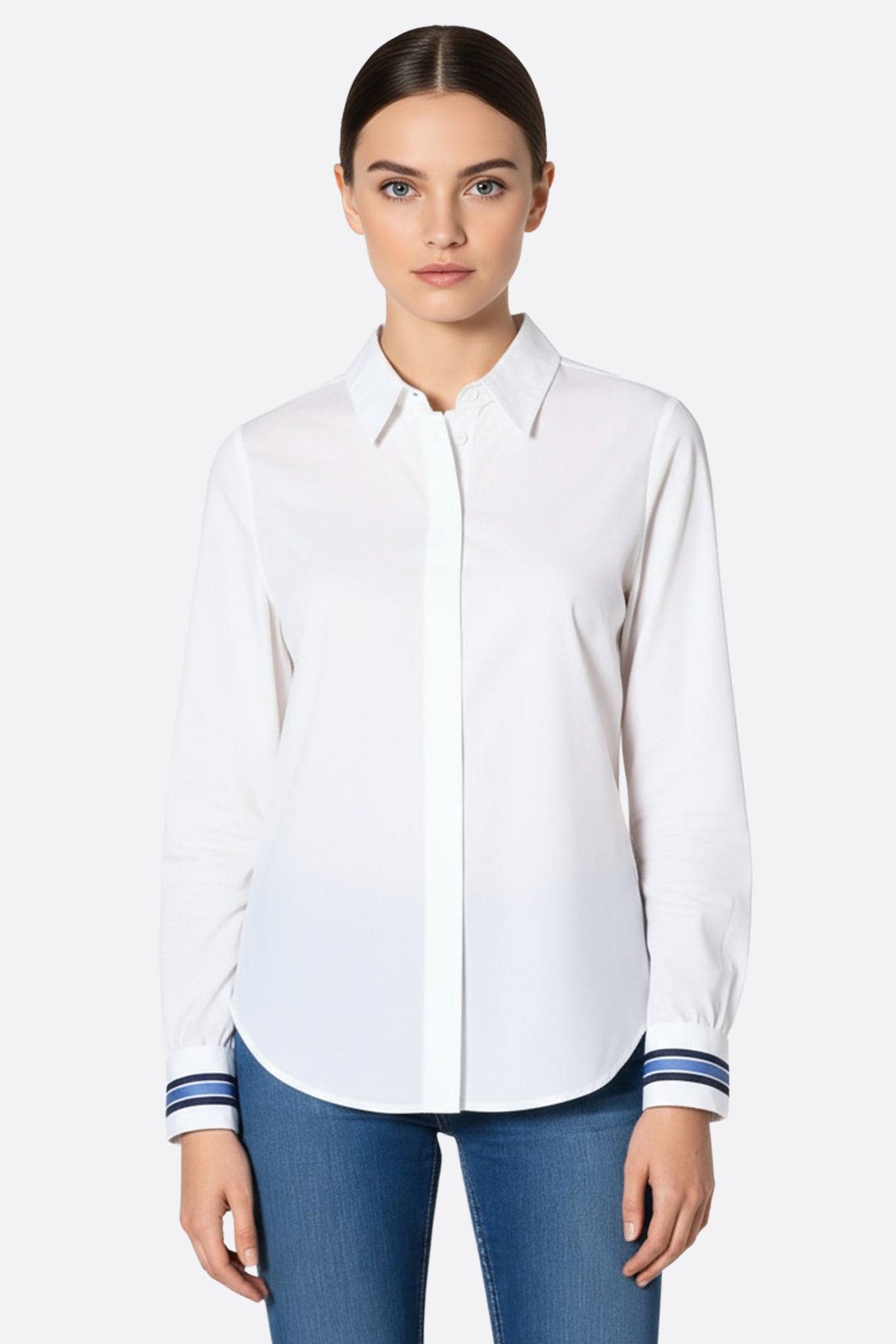 Chemise blanche cintrée aux poignets à rayures, parfaite pour un style chic au bureau ou lors d'une sortie élégante.