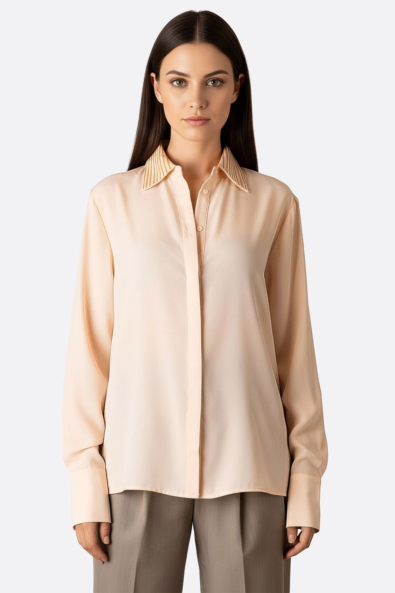 Chemise rose satinée à col classique, ornée de sequins brillants, idéale pour une soirée élégante ou une sortie raffinée.