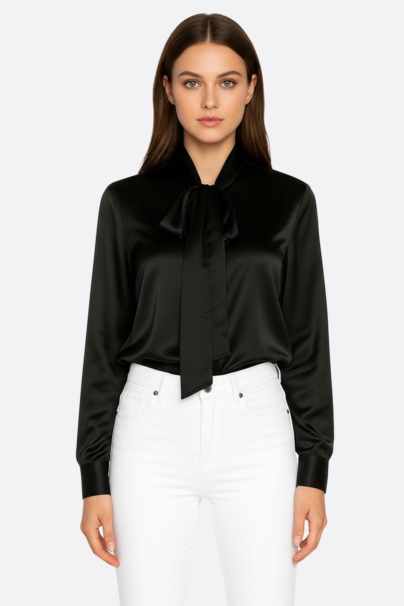 Chemise en satin noir à lavallière, idéale pour ajouter une touche chic à une tenue de soirée ou professionnelle.
