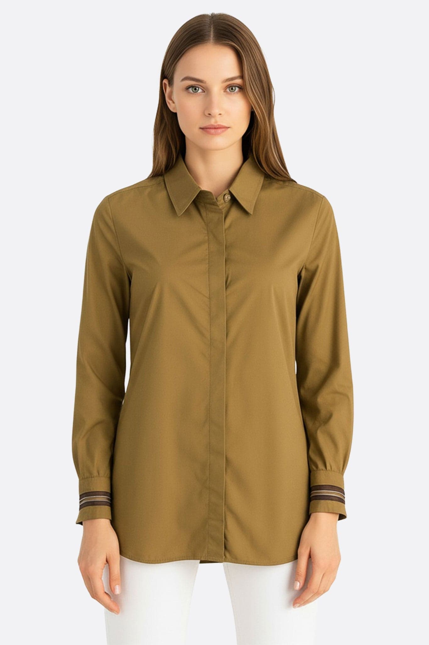 Chemise femme en coton kaki, mettant en valeur sa coupe cintrée et son tissu doux, idéale pour un style élégant au quotidien.