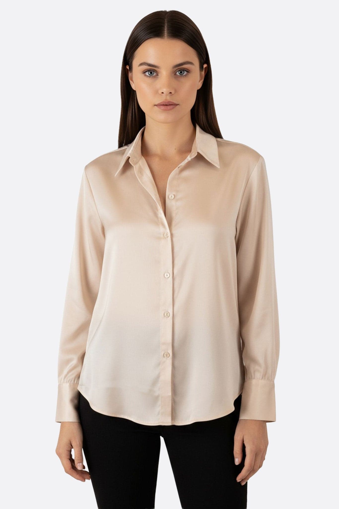 Chemise oversize beige en satin fluide, élégante et moderne, parfaite pour un look chic au quotidien.