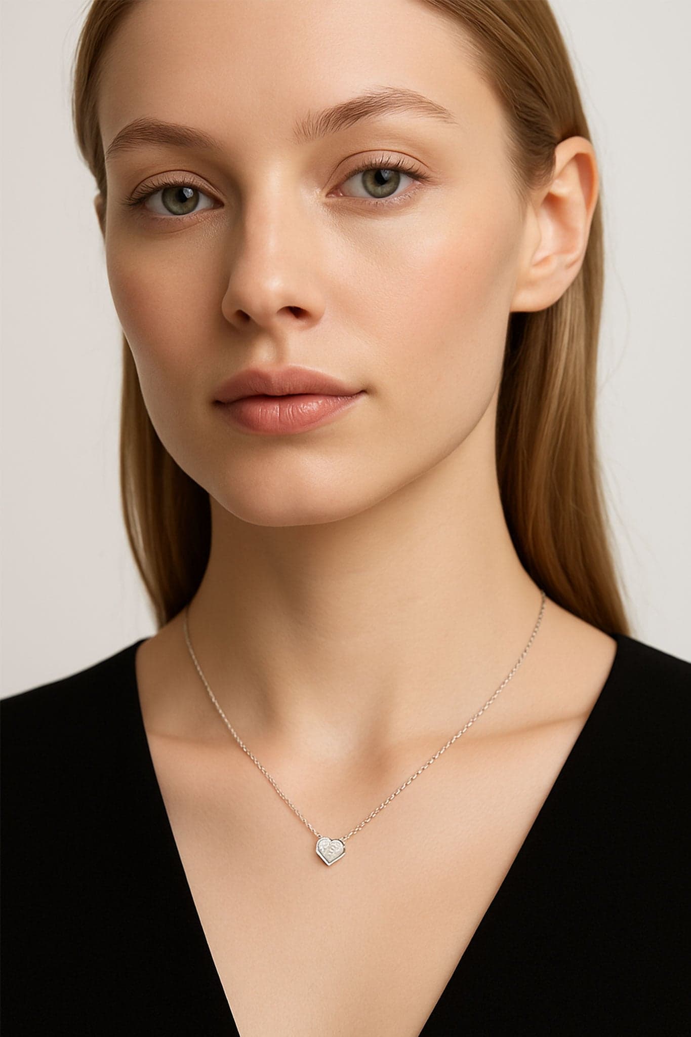 Collier chic en argent 925 avec pendentif cœur, éclat de cristaux micropavé pour une touche de douceur au quotidien.