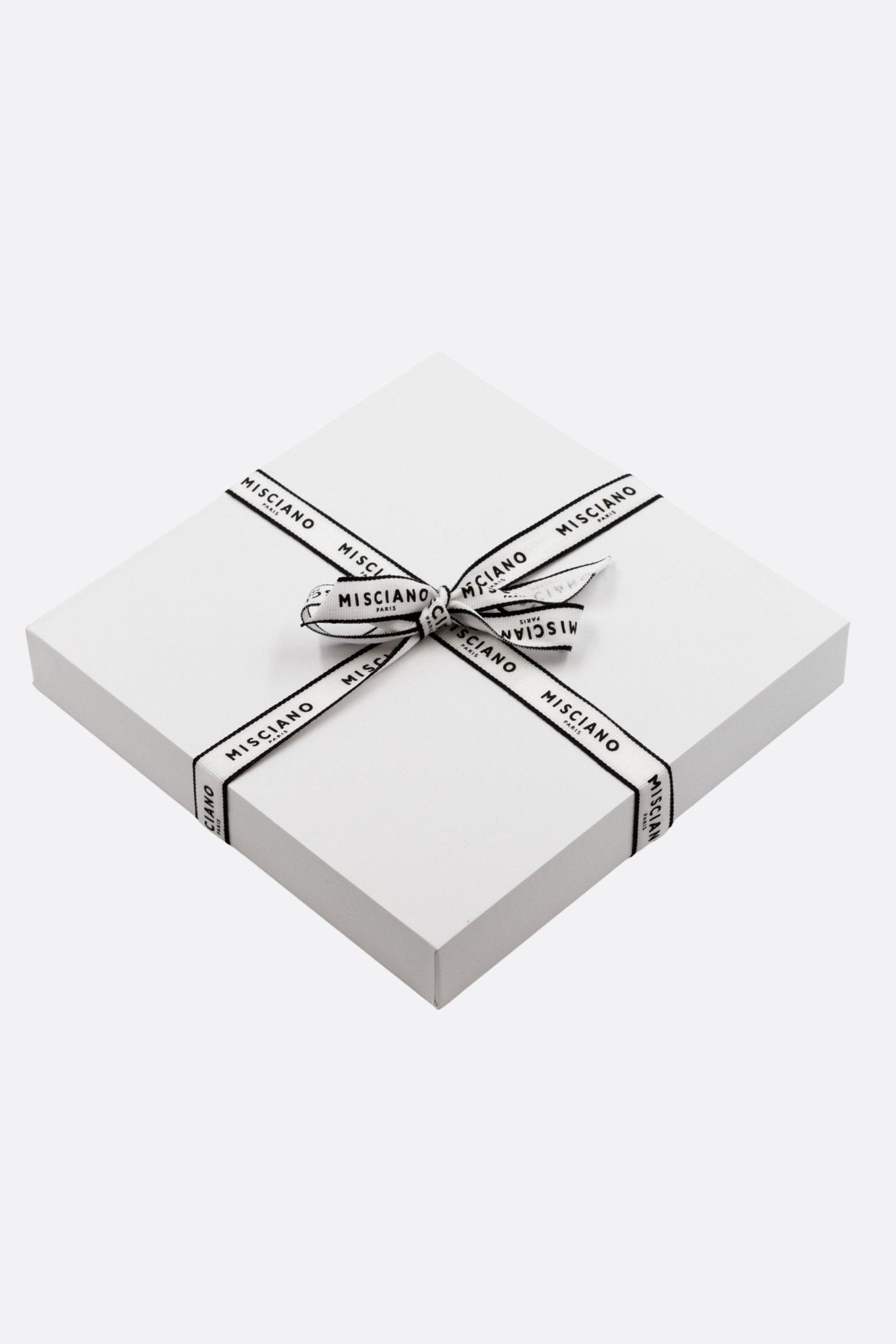 Detail of the 925 silver necklace, highlighting the star pendant in micro-paved crystals, chic and luminous accessory