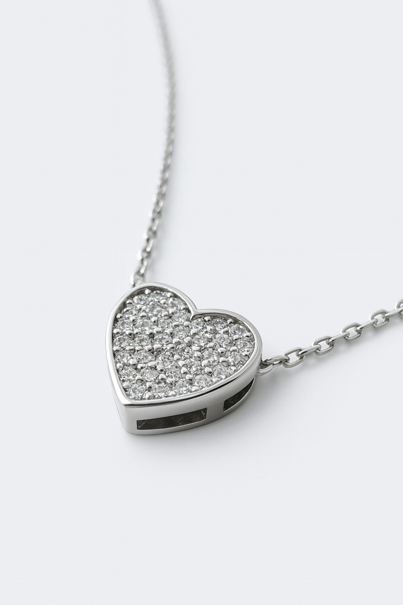 Elegant heart pendant in 925 silver adorned with crystals, sublime detail of this refined necklace for your evenings