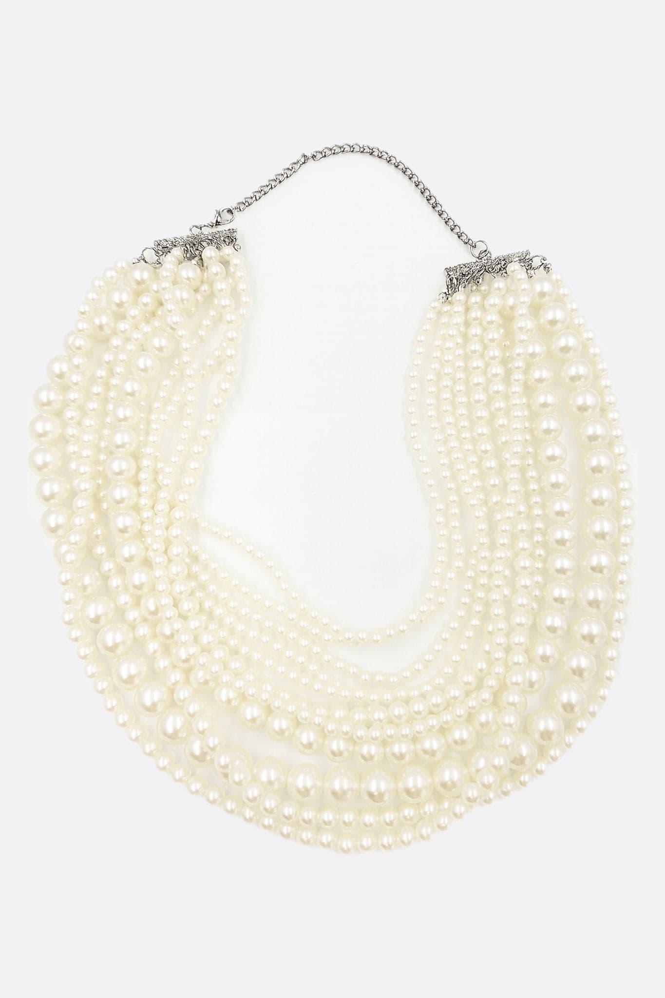 Collier raffiné à perles blanches multi-rangs, élégant accessoire pour soirées chic ou occasions spéciales.