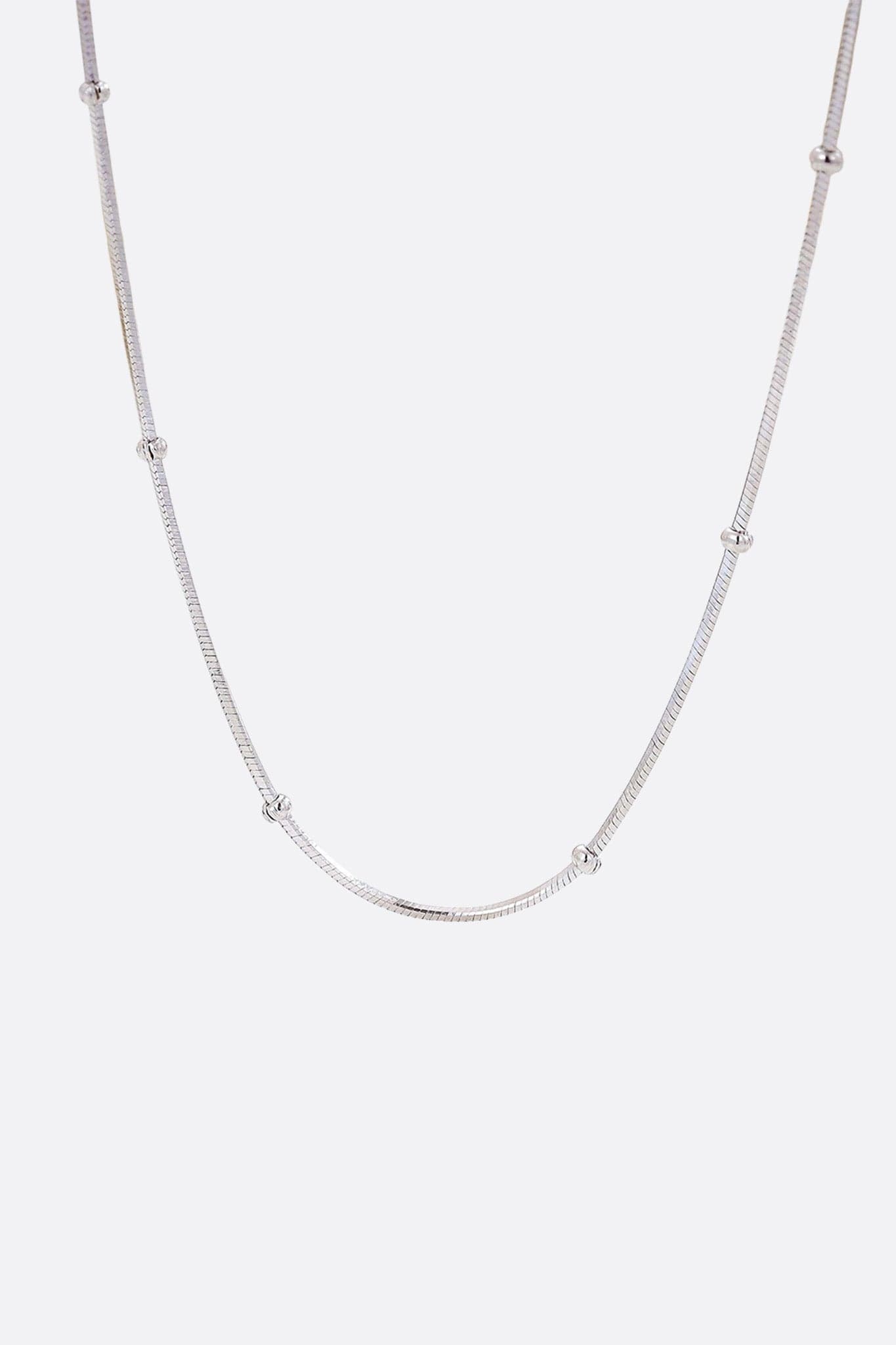 Collar choker delicado de plata 925, adornado con cuentas plateadas, perfecto para un look chic y moderno
