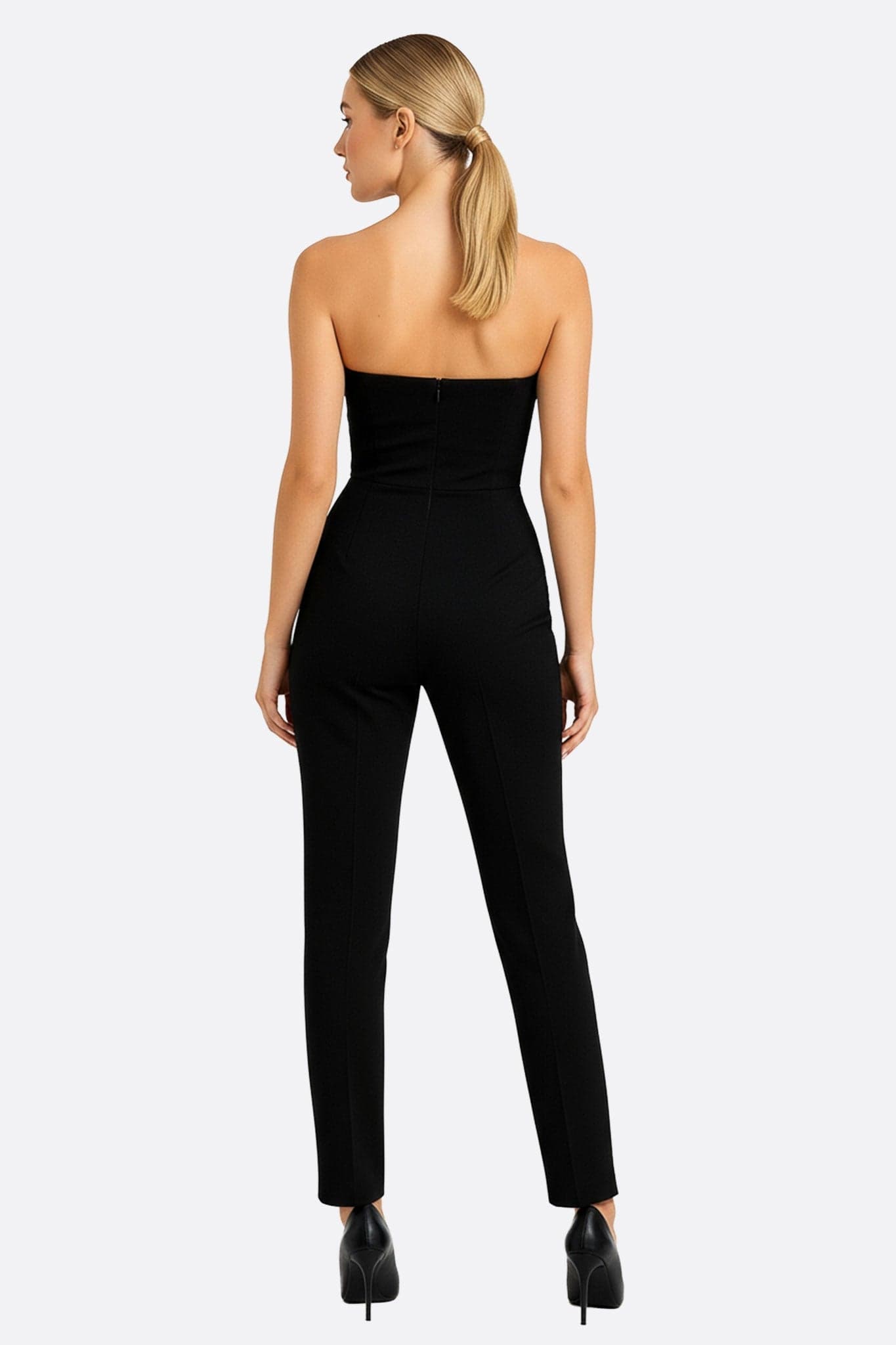 Zoom sur la combinaison noire bustier à coupe évasée, soulignant son chic intemporel et sa coupe sculptante pour une...