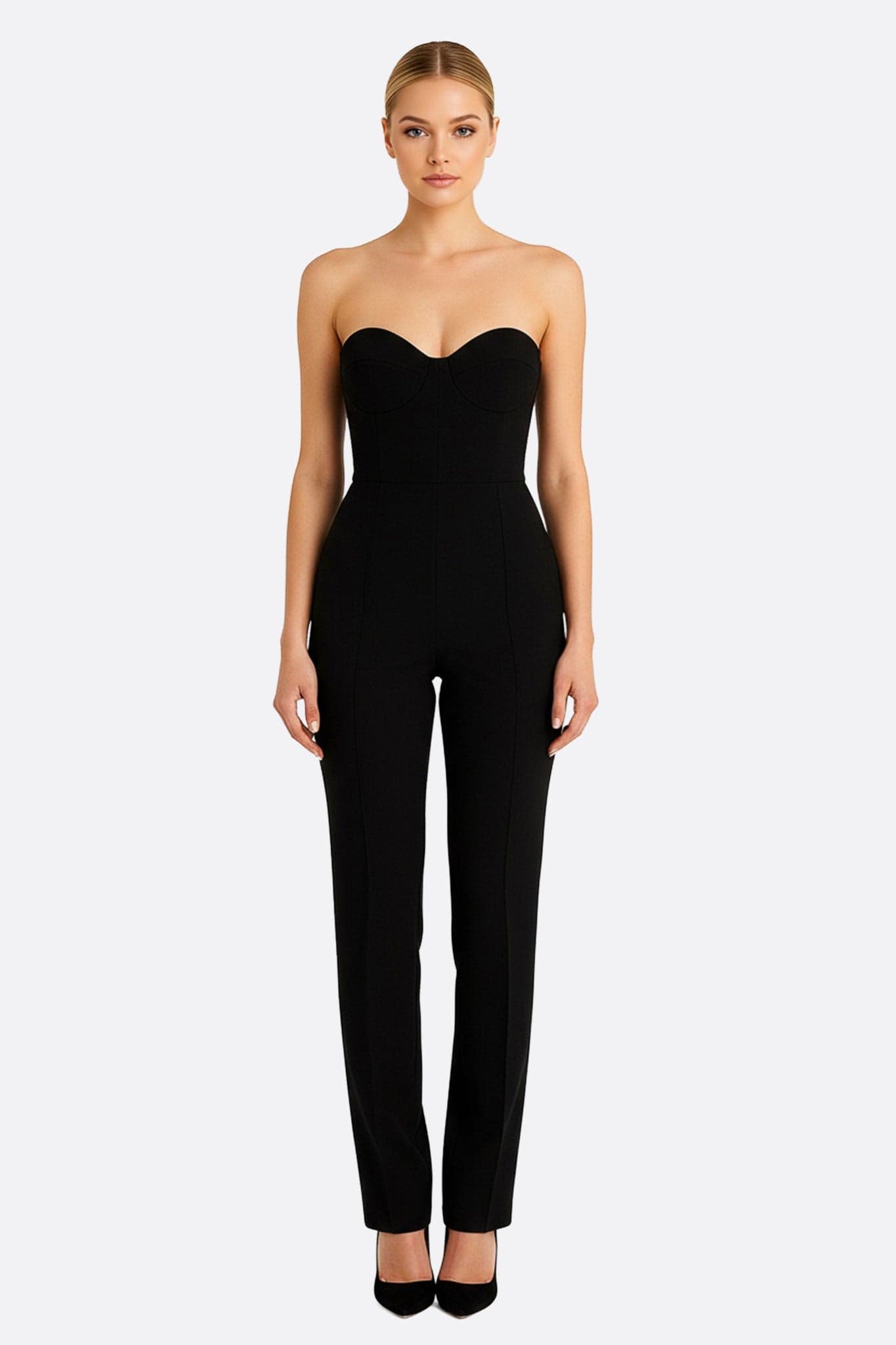 Combinaison bustier noire à coupe évasée, mettant en avant une élégance intemporelle pour des occasions sophistiquées.