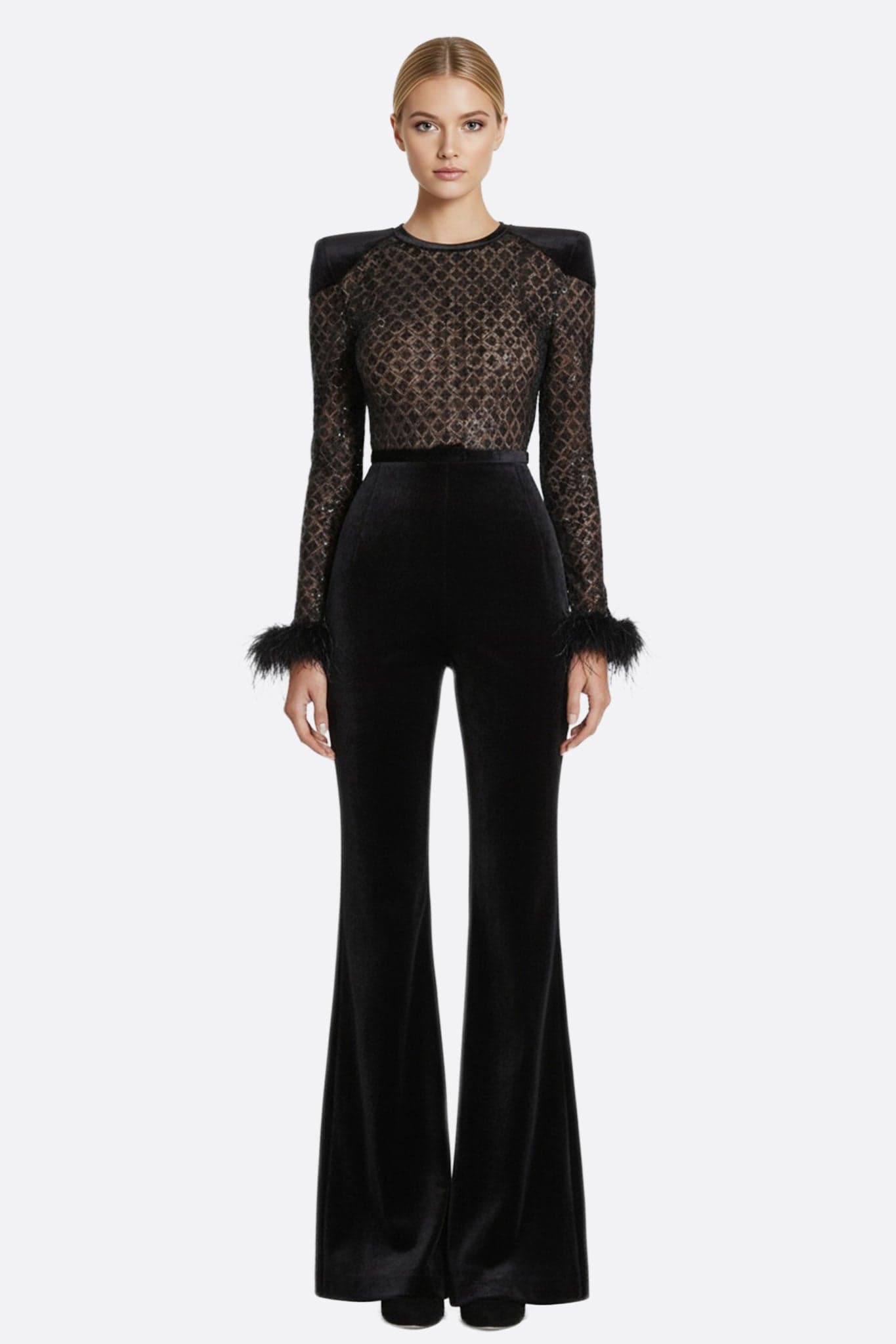 Elegante mono negro de terciopelo y tul, adornado con lentejuelas brillantes, ideal para un evento elegante y con estilo