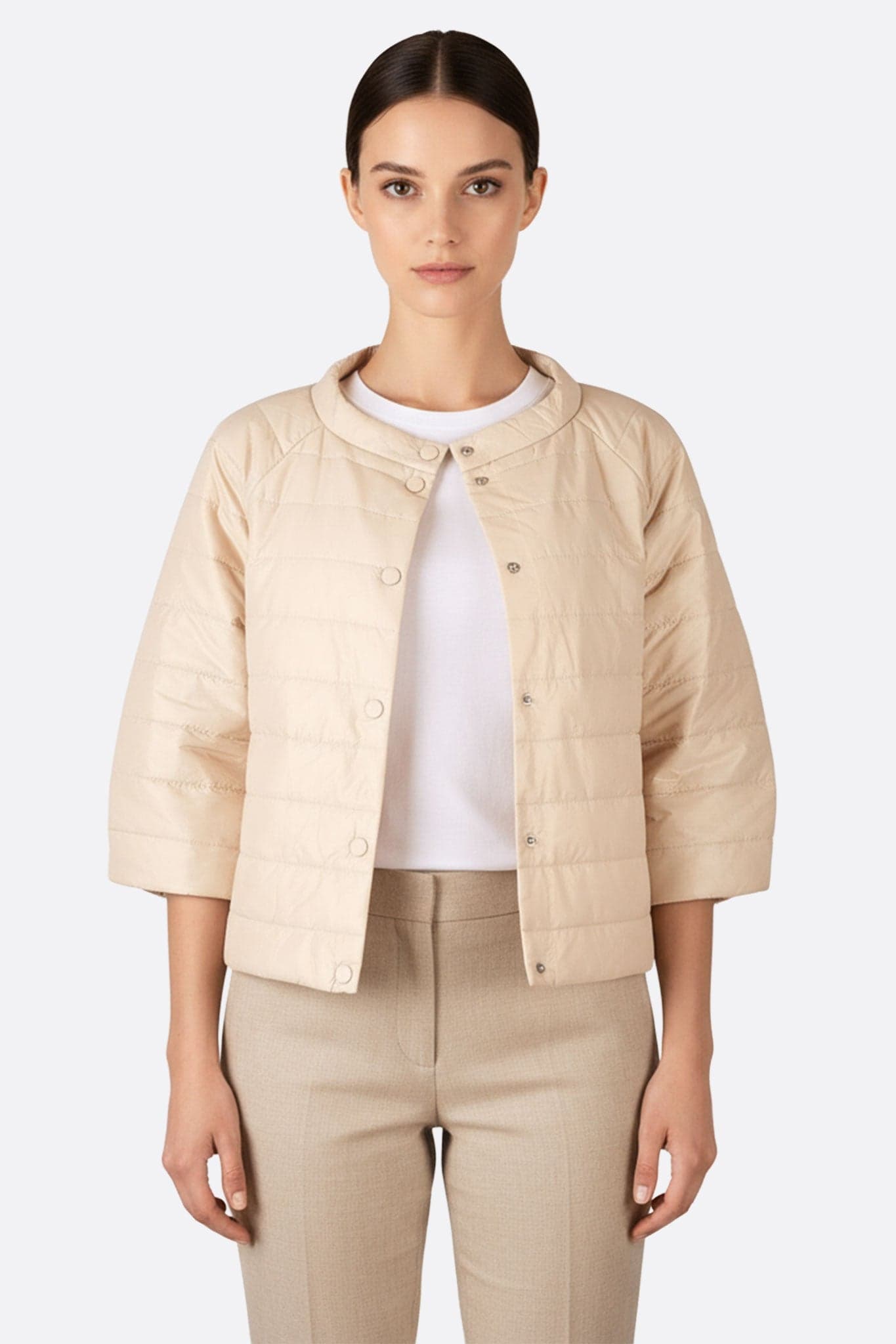 Giacca imbottita corta beige con maniche a tre quarti, ideale per arricchire il tuo guardaroba con uno stile elegante e...