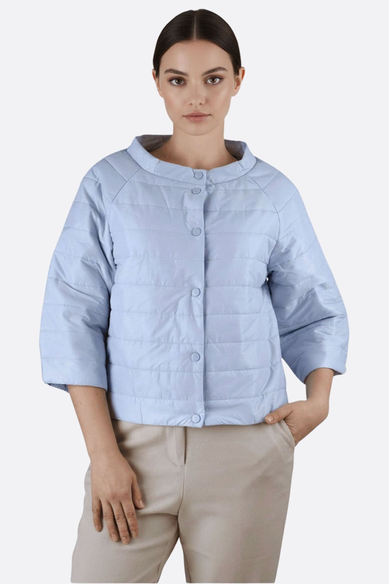 Doudoune bleue ciel à manches 3/4, légère et stylée, parfaite pour un look chic au bureau ou en sortie décontractée.