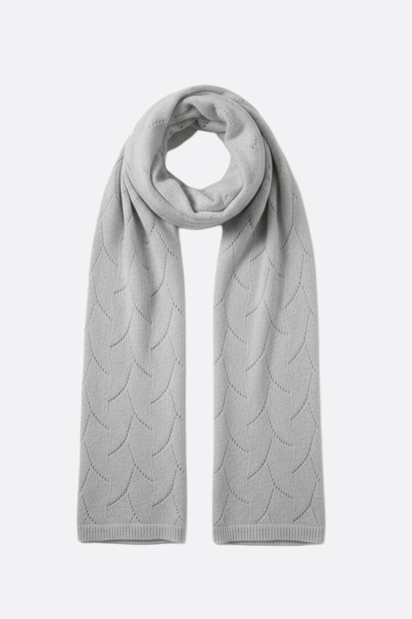 Écharpe en cachemire gris clair à maille ajourée, parfaite pour agrémenter un style chic au quotidien ou lors...