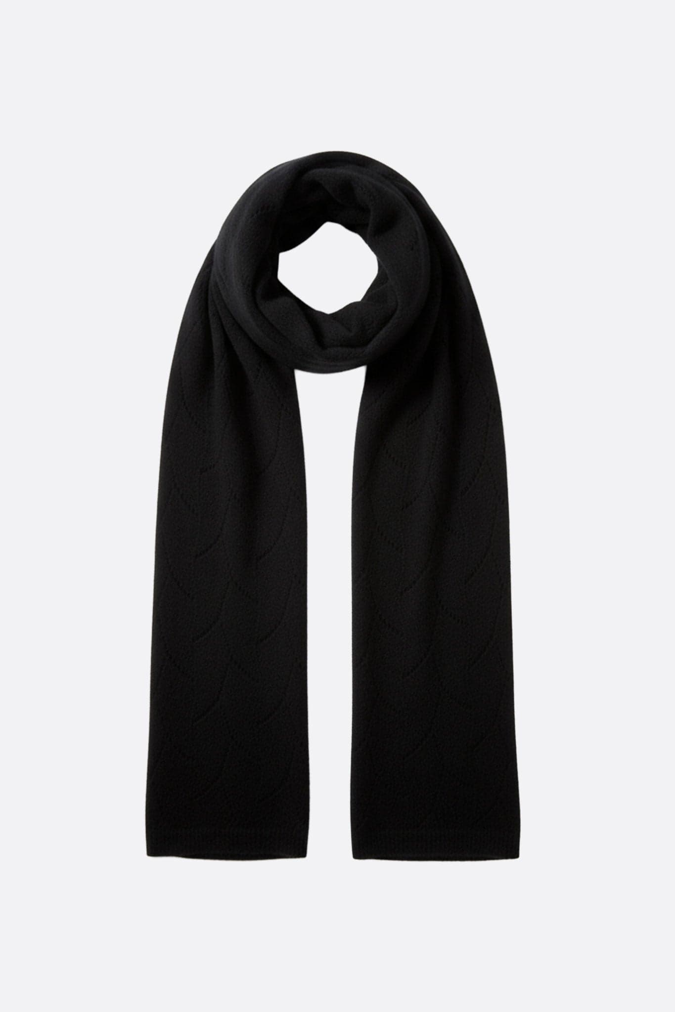 Écharpe en cachemire noir à maille ajourée, pièce élégante pour compléter une tenue raffinée lors de soirées ou en milieu...