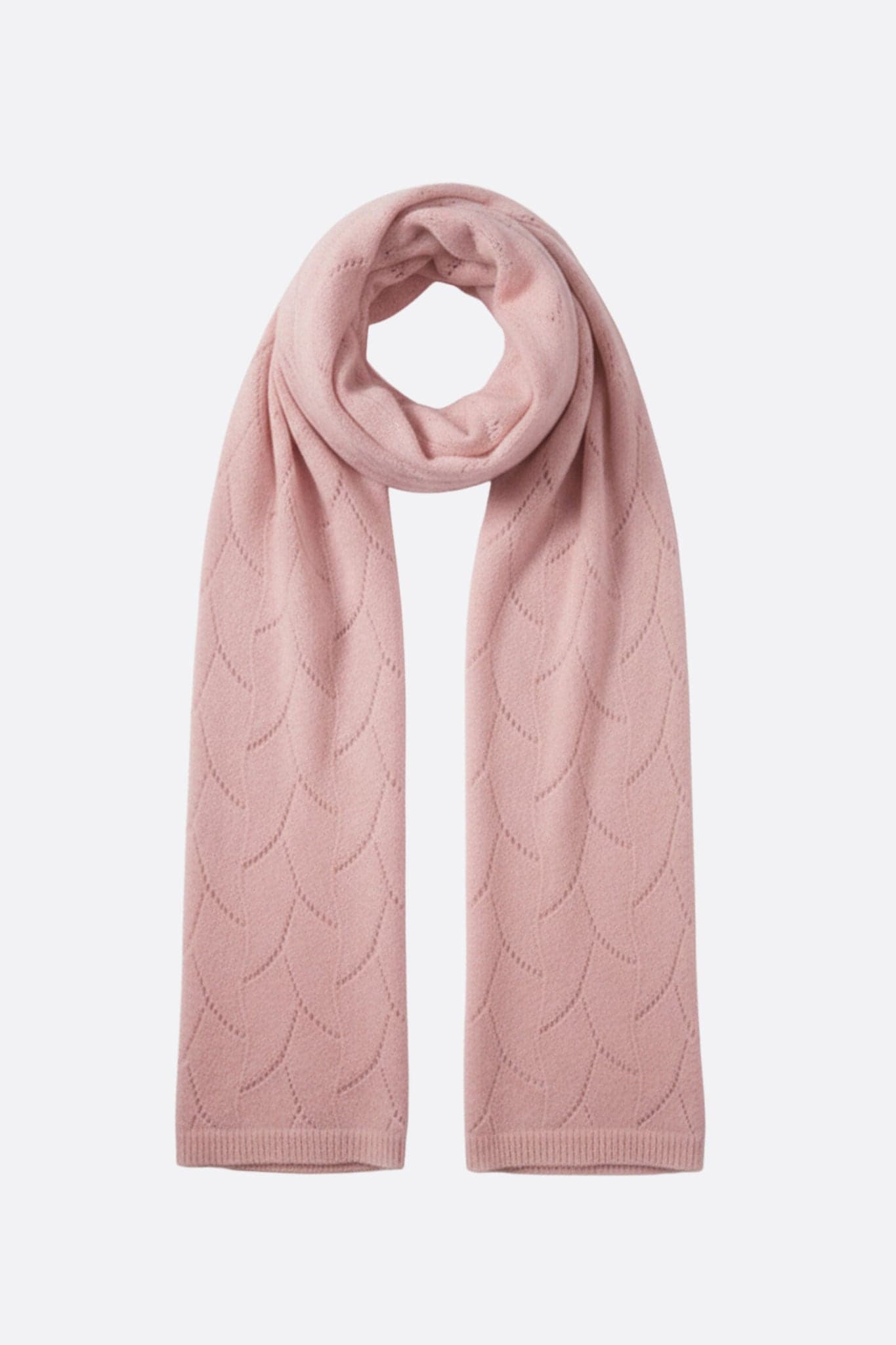Écharpe en cachemire rose délicat à maille ajourée, offrant une touche raffinée pour un look chic au quotidien.
