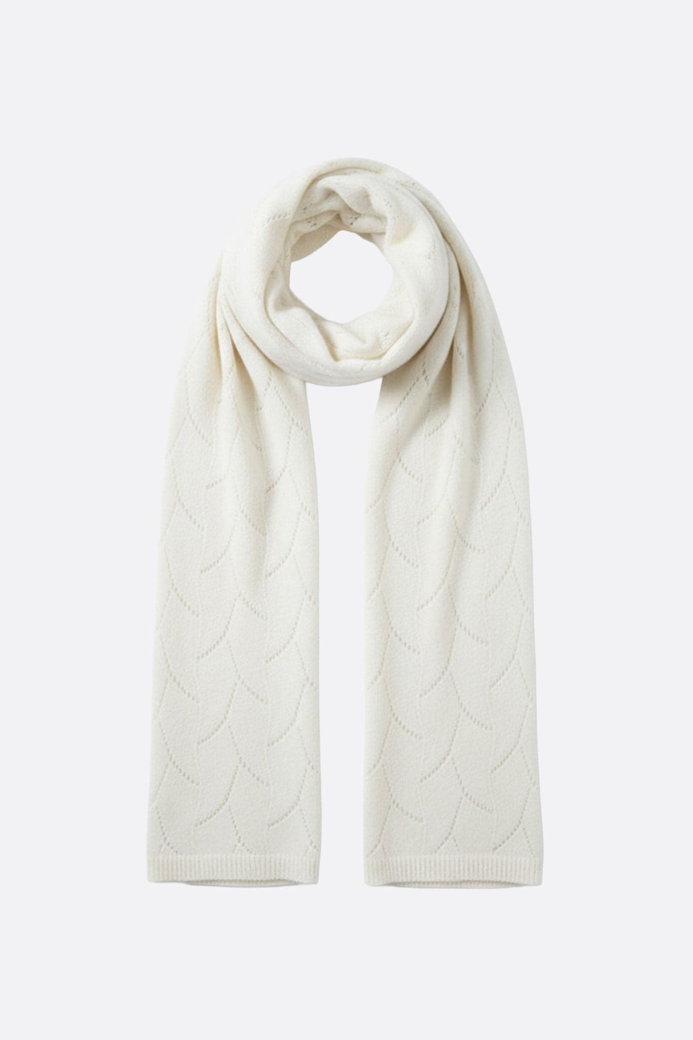 Écharpe en cachemire blanche à maille ajourée, un accessoire élégant et léger, parfait pour une soirée ou un look raffiné.