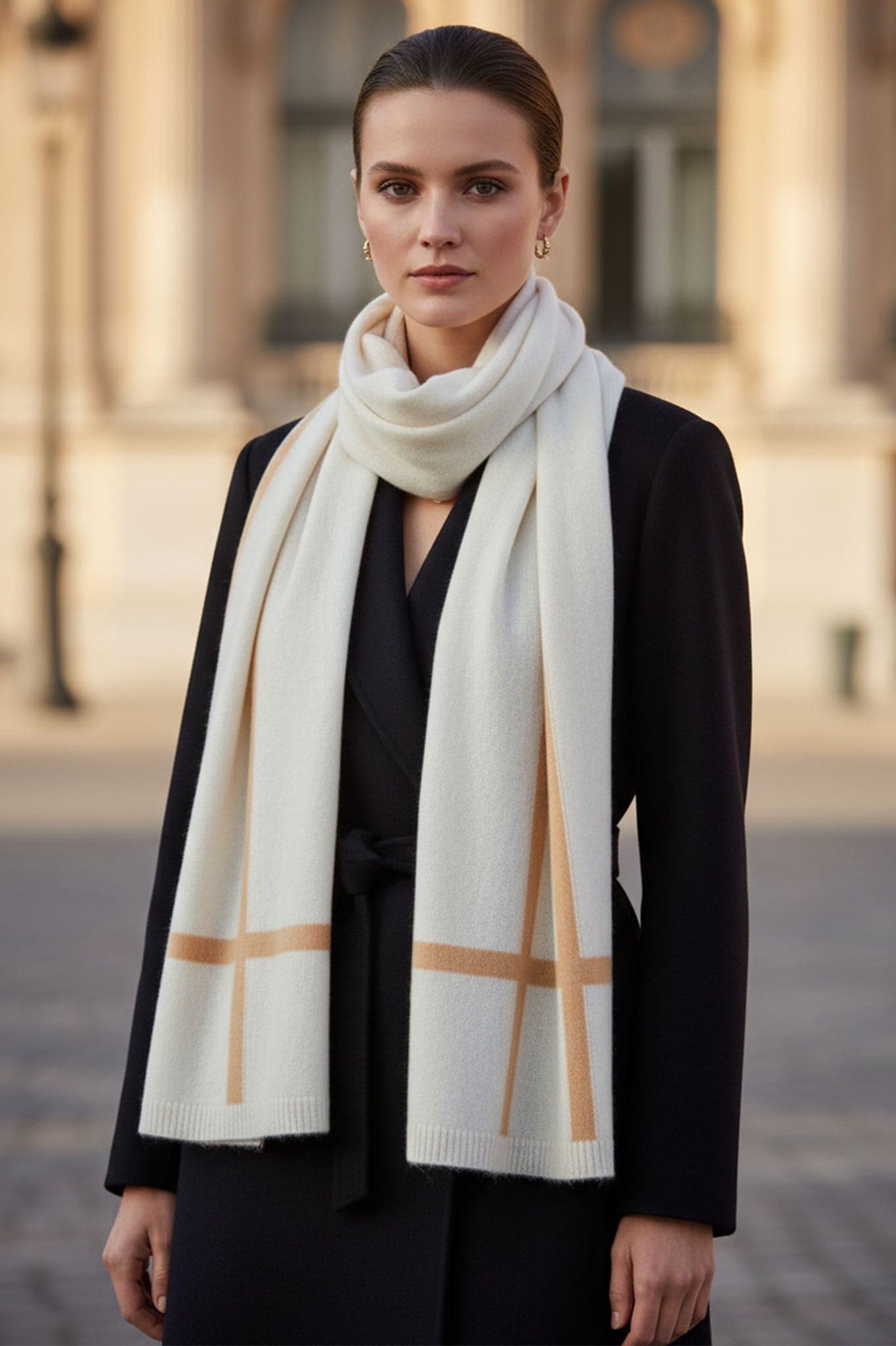 Écharpe en cachemire d'un blanc éclatant avec des bandes marron, parfaite pour une allure élégante et chaleureuse en...