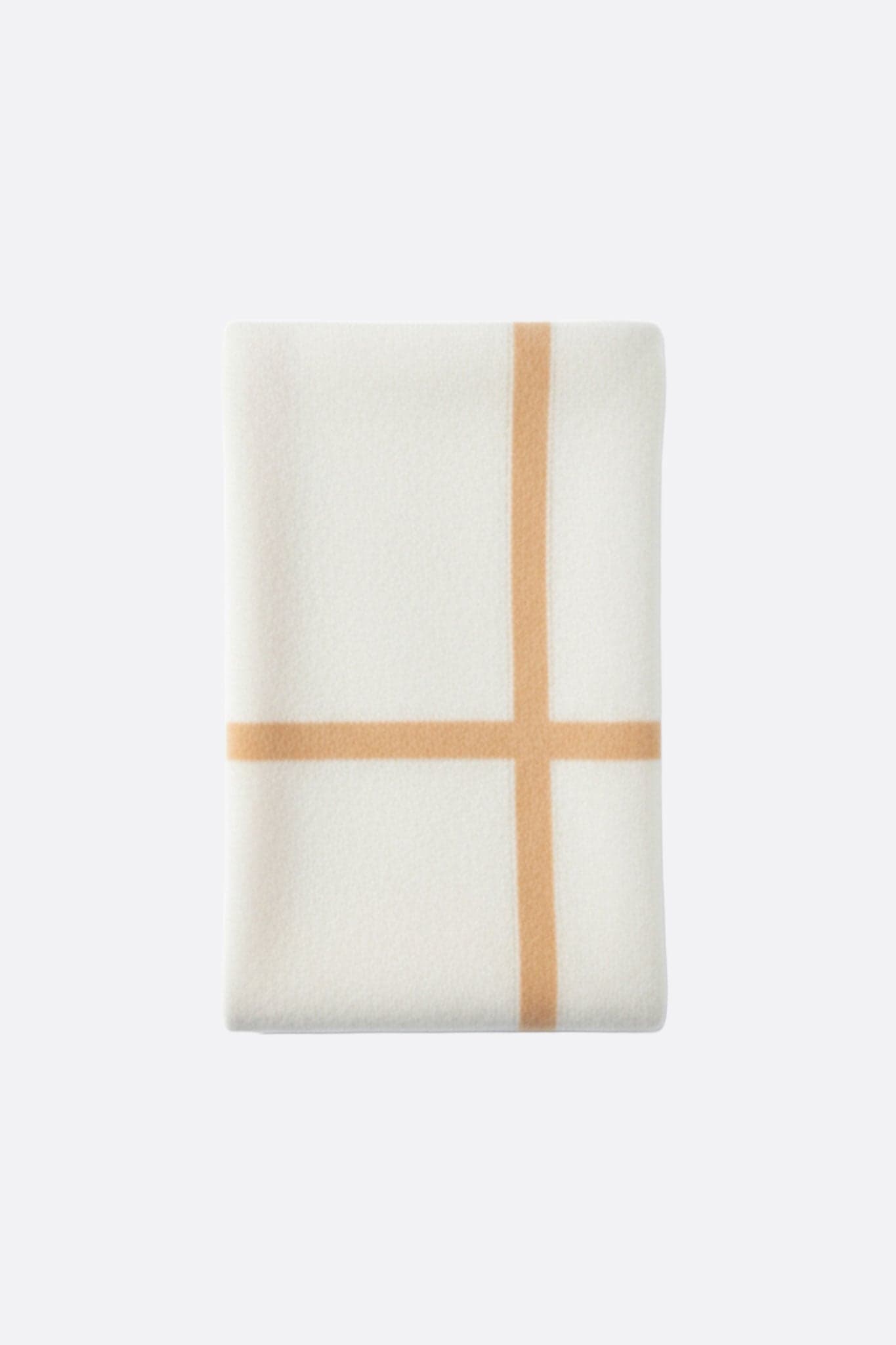 Détail d'une écharpe en cachemire blanc à bandes marron, accessoire doux et élégant pour un style intemporel.