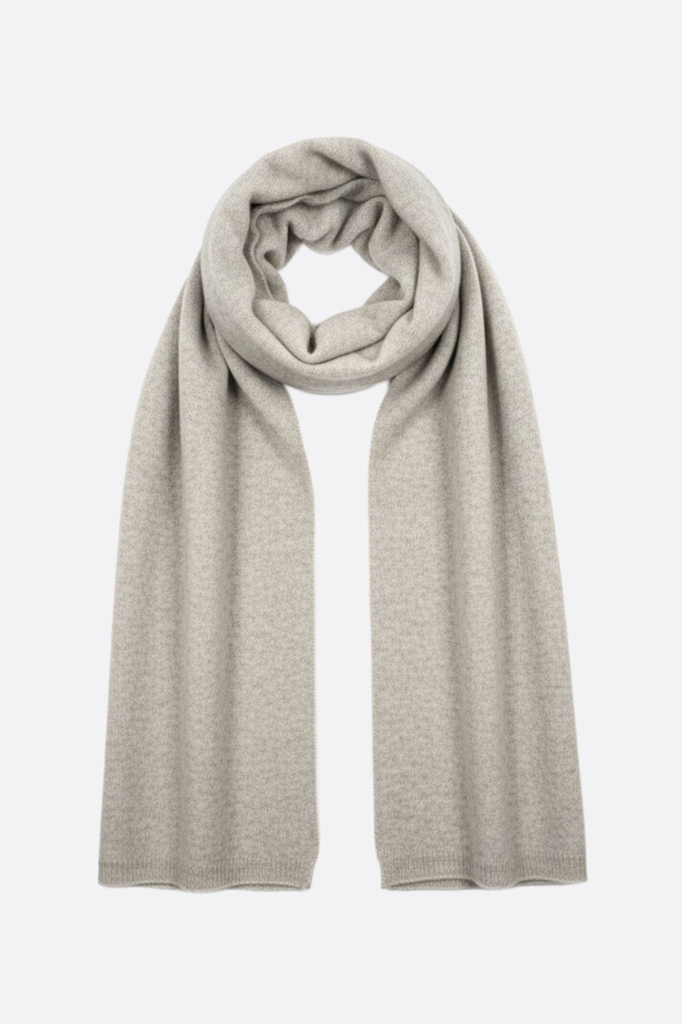 Écharpe en cachemire gris perle, dévoilant sa douceur exquise et son élégance intemporelle pour un style raffiné au...