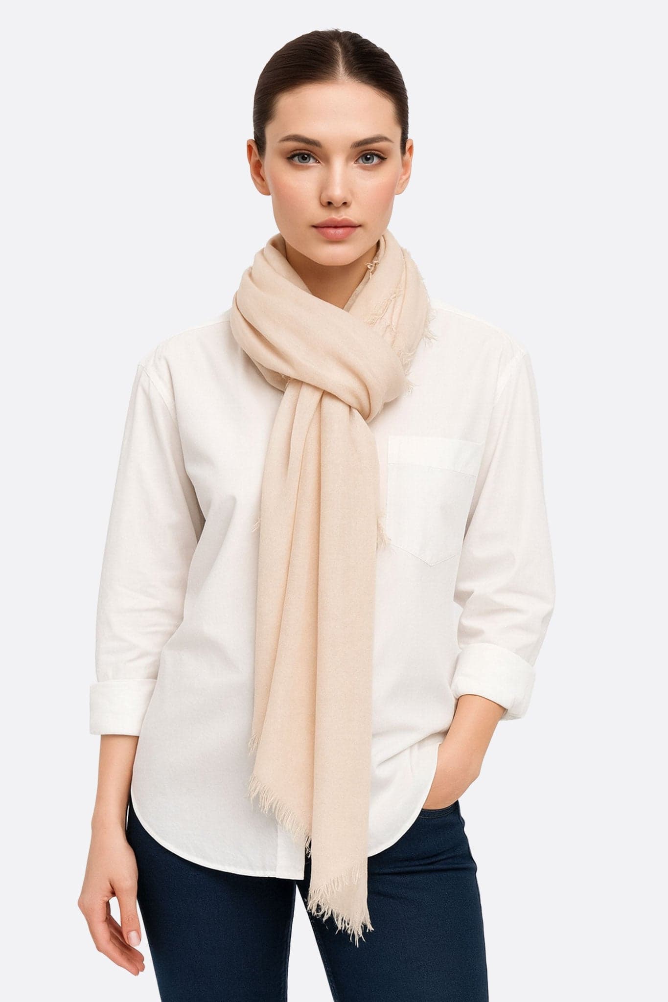 Écharpe rose poudré en modal, laine et cachemire, mise en valeur pour ajouter une note élégante et douce à votre tenue...
