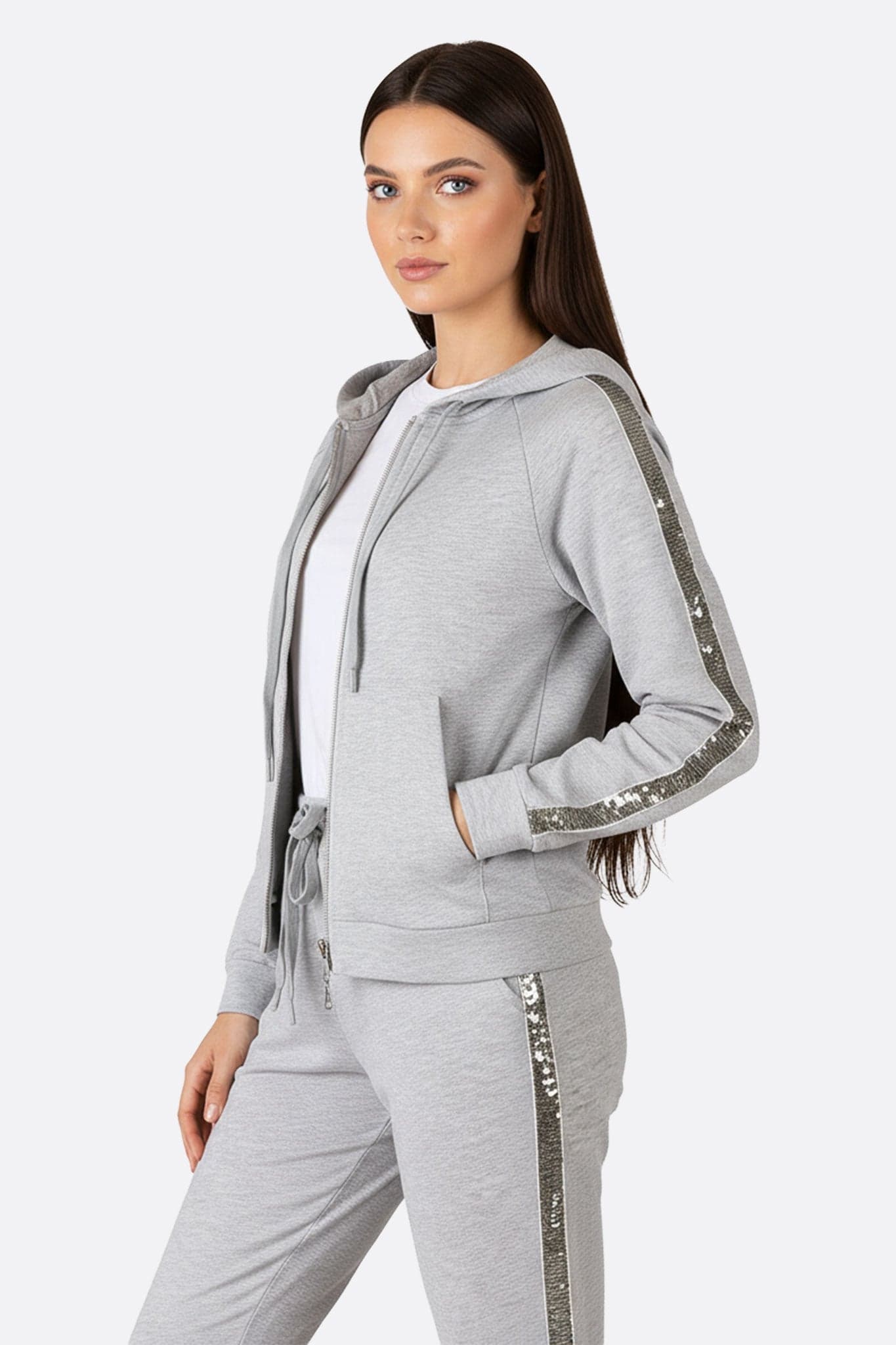 Détails captivants de l'ensemble de survêtement gris perle, mettant en exergue les bandes de sequins pour un style chic...