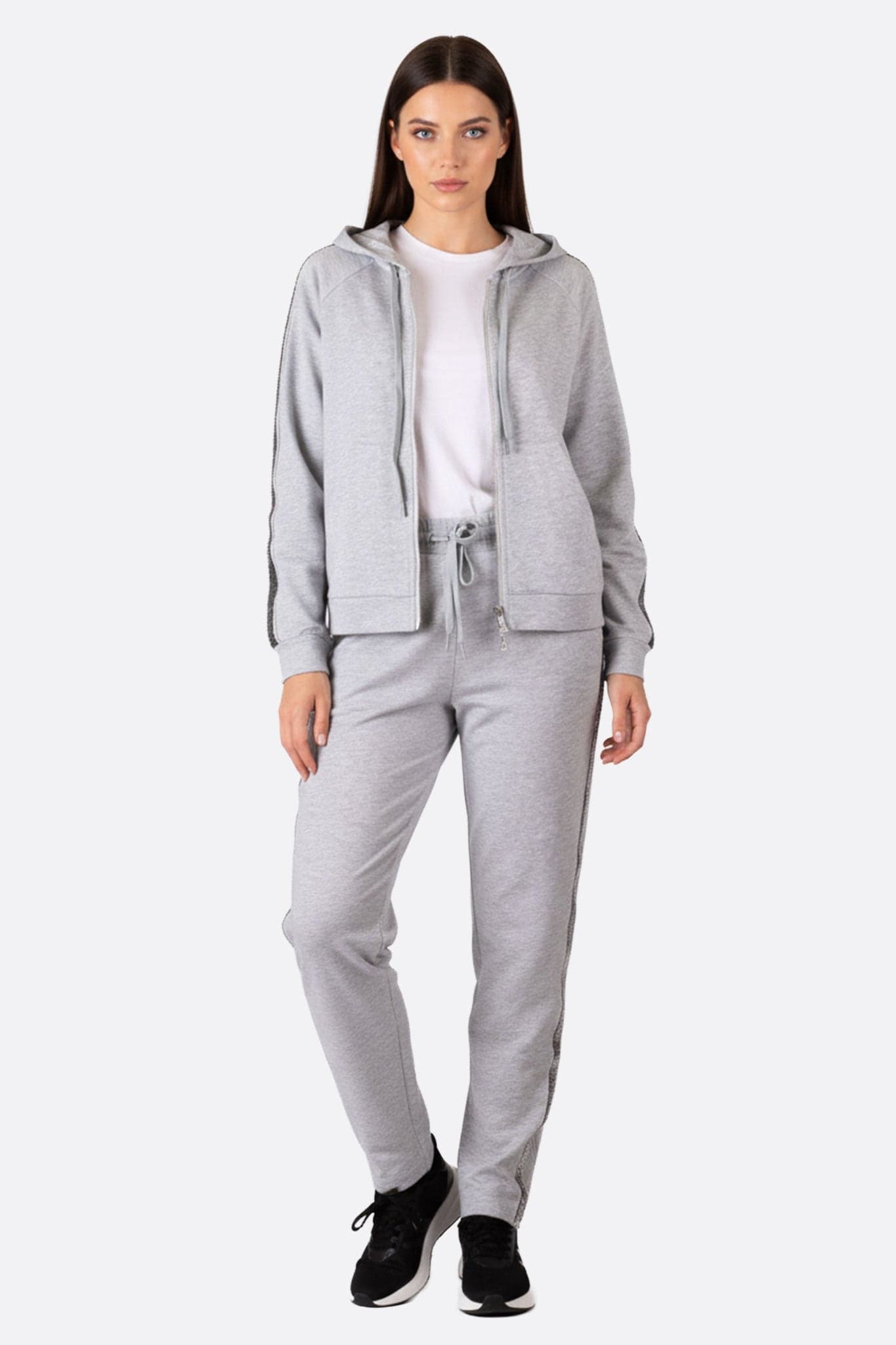 Ensemble de survêtement gris perle avec bandes de sequins scintillants, idéal pour des moments décontractés et élégants.