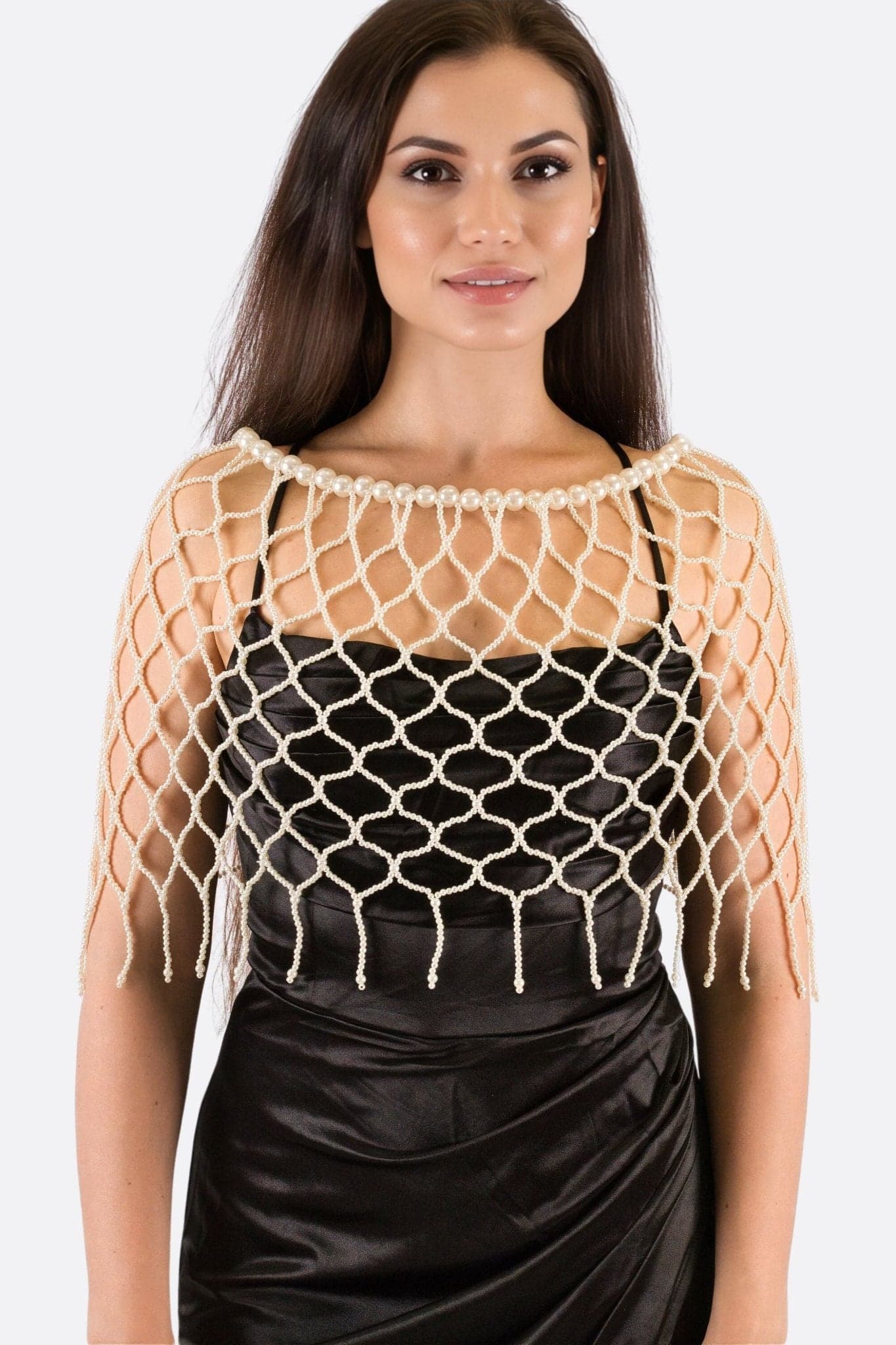 Étole raffinée en maille de perles ivoire, parfaite pour sublimer une tenue de soirée élégante.