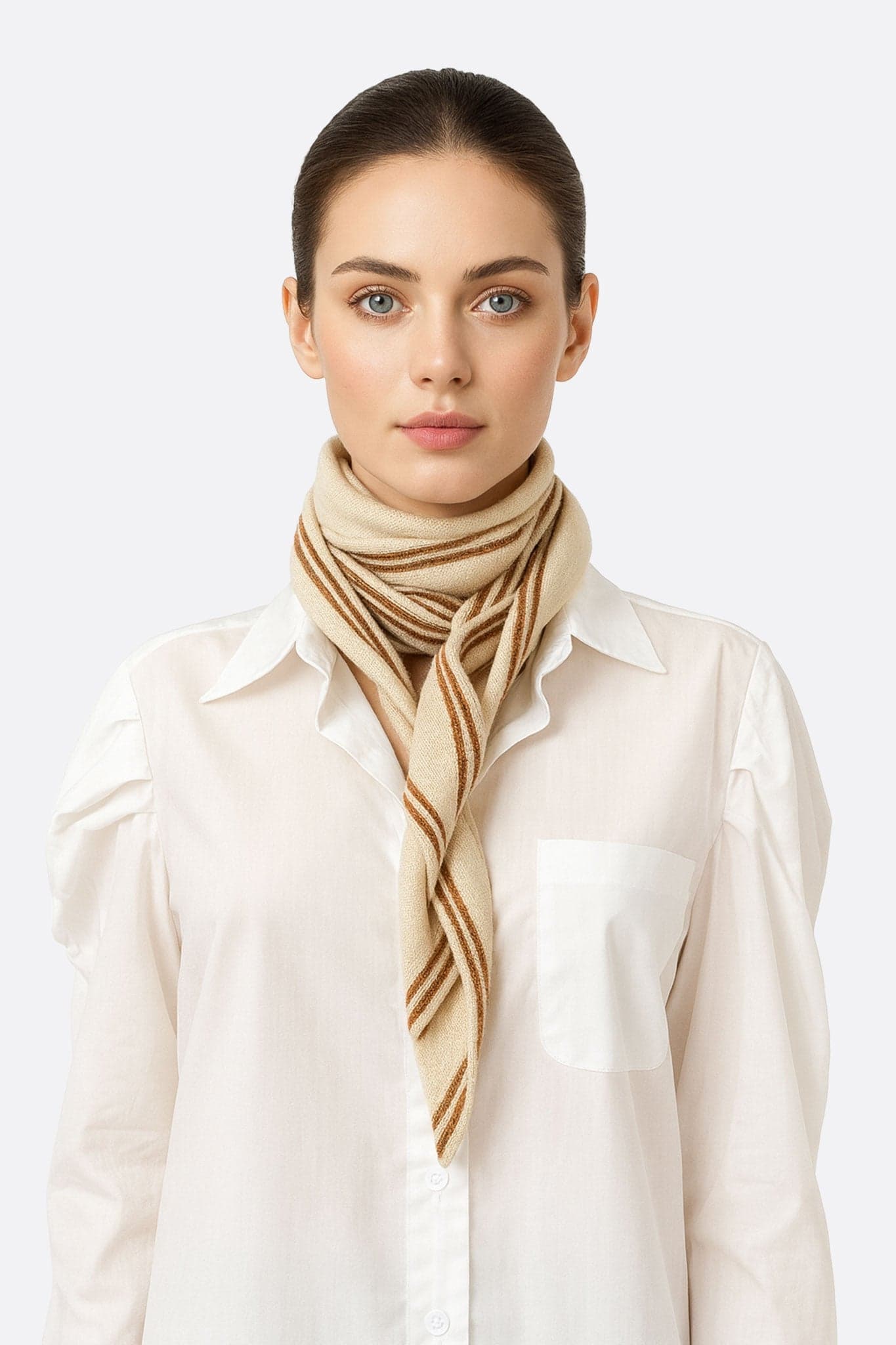 Foulard en cachemire beige avec des rayures marron, accessoire élégant pour sublimer vos tenues d'automne.
