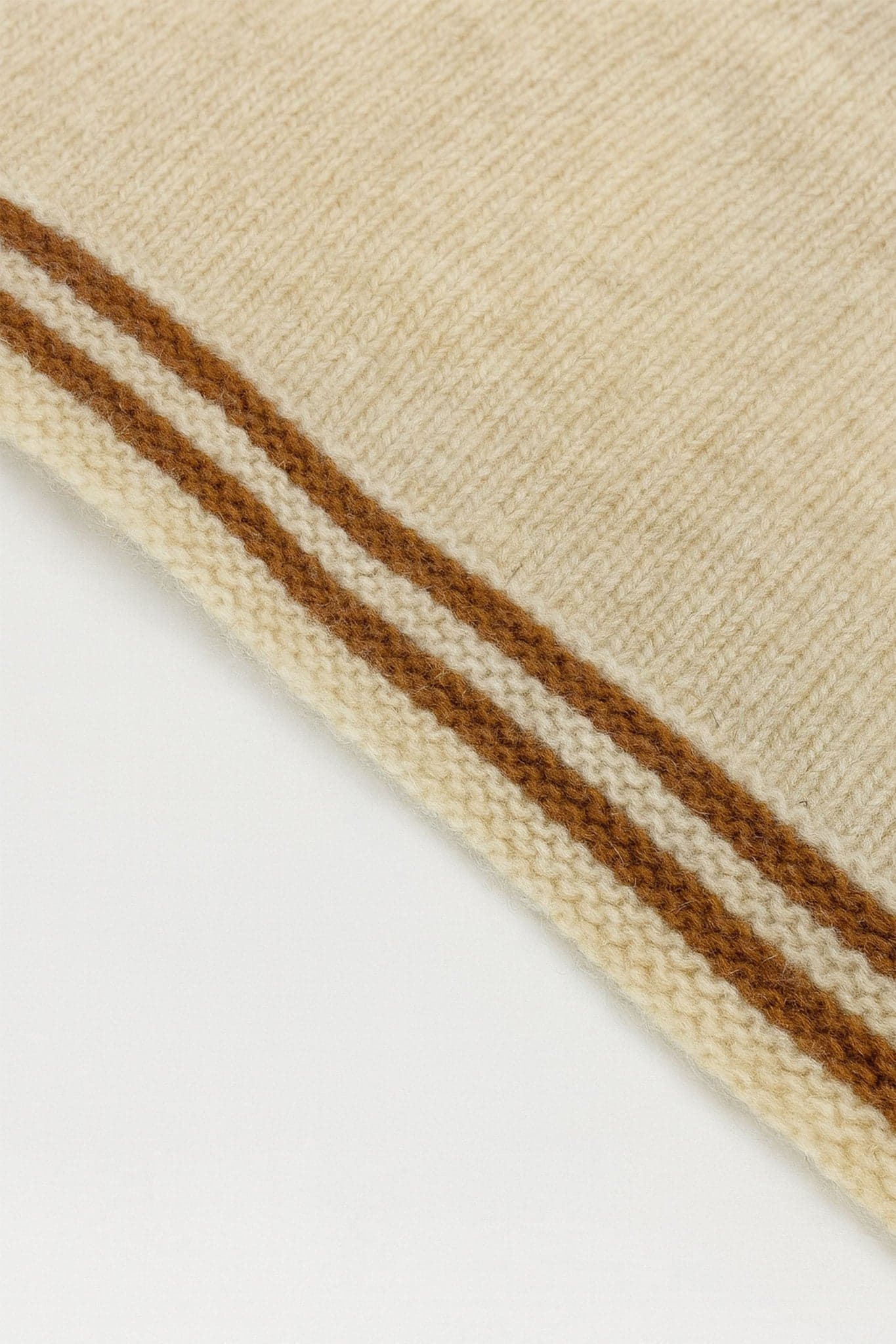 Foulard beige délicat en cachemire agrémenté de rayures marron, accessoire stylé pour vos soirées élégantes.