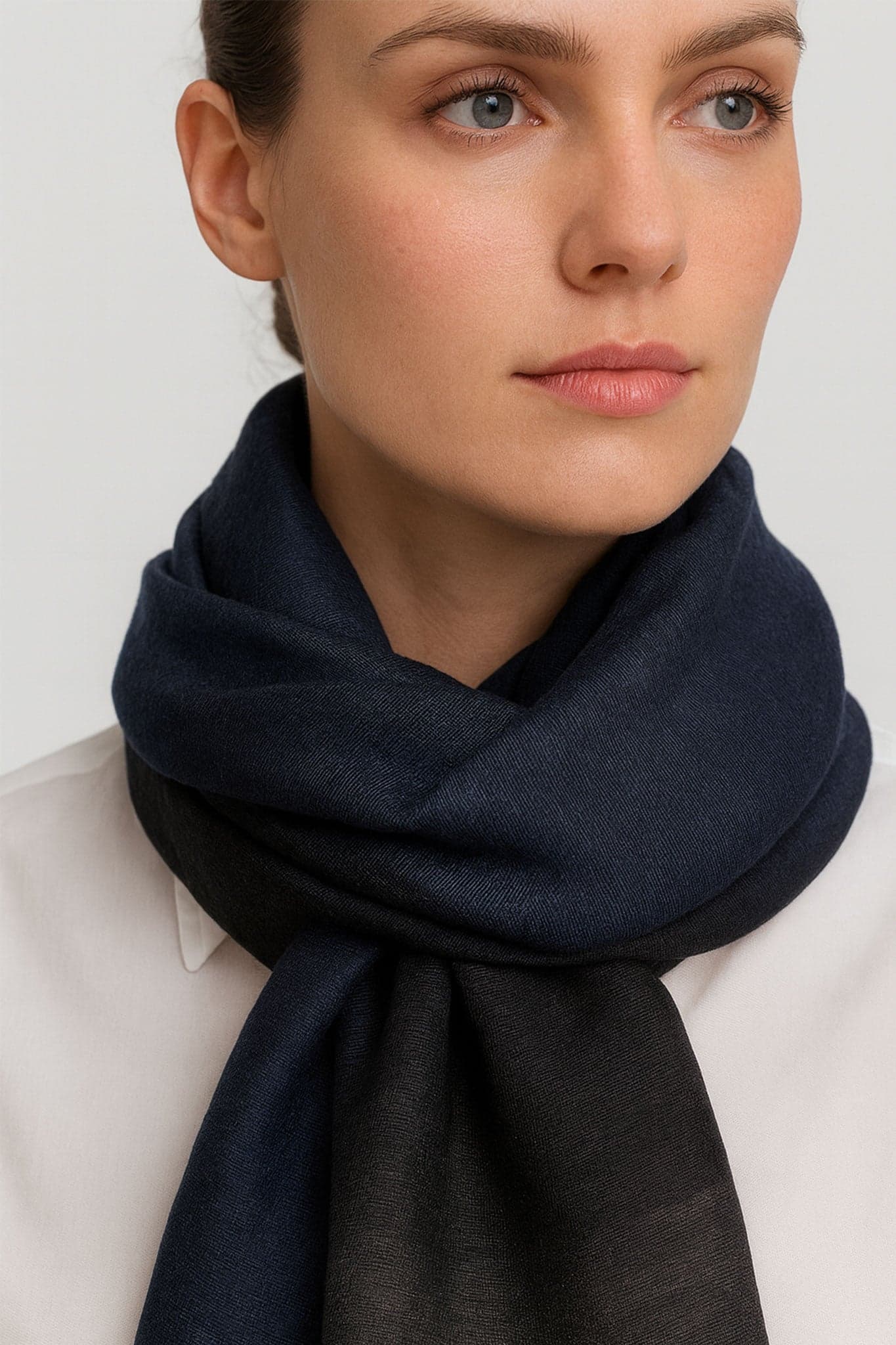 Écharpe en soie et coton dégradé, bleu nuit mêlé à du noir, un accessoire raffiné pour sublimer vos tenues.
