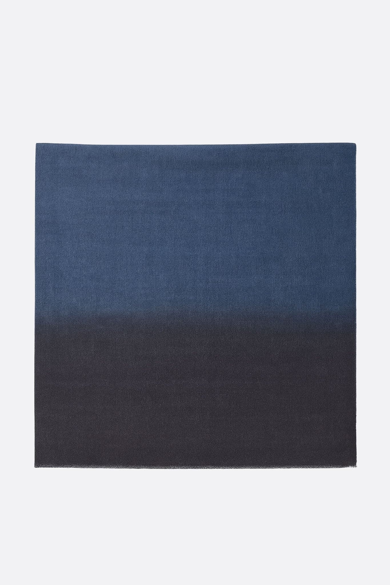 Détail d'une écharpe chic en soie et coton, dégradé bleu nuit et noir, parfaite pour une allure sophistiquée.