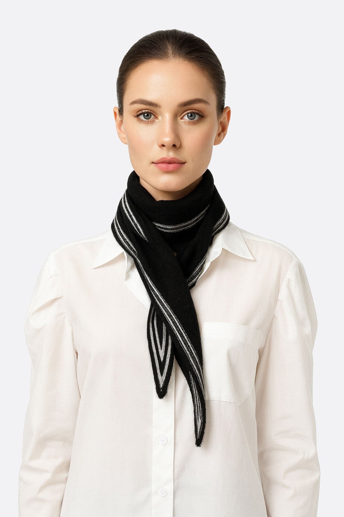 Foulard en cachemire noir doux à rayures blanches, accessoire élégant pour compléter vos tenues raffinées.