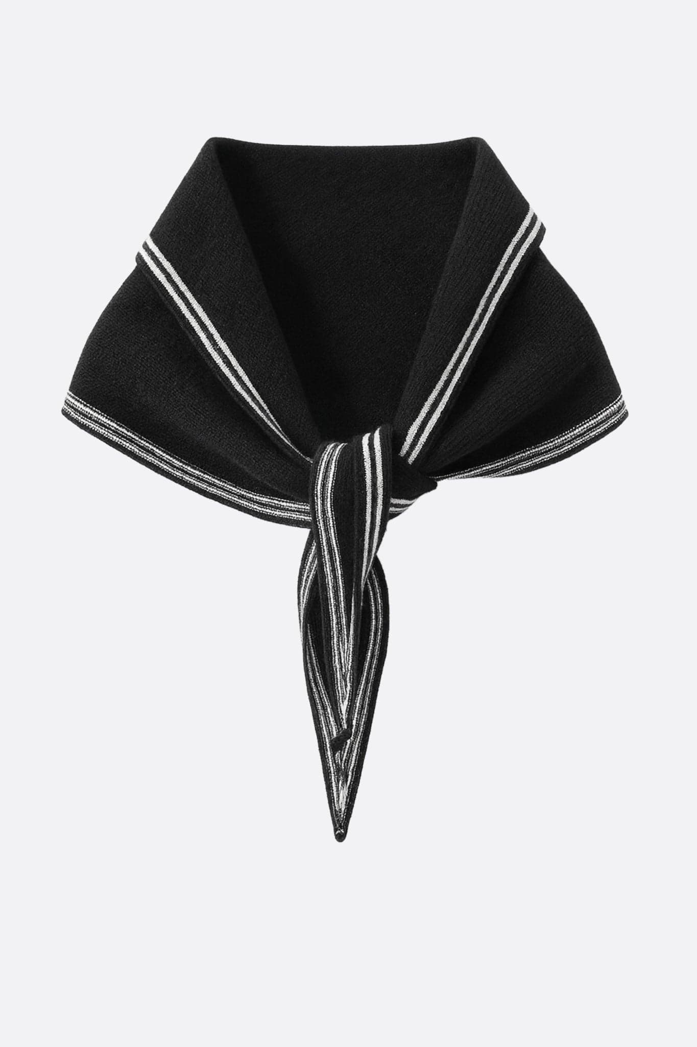 Détail zoomé sur un foulard noir en cachemire avec des rayures blanches, accessoire chic pour un look sophistiqué.