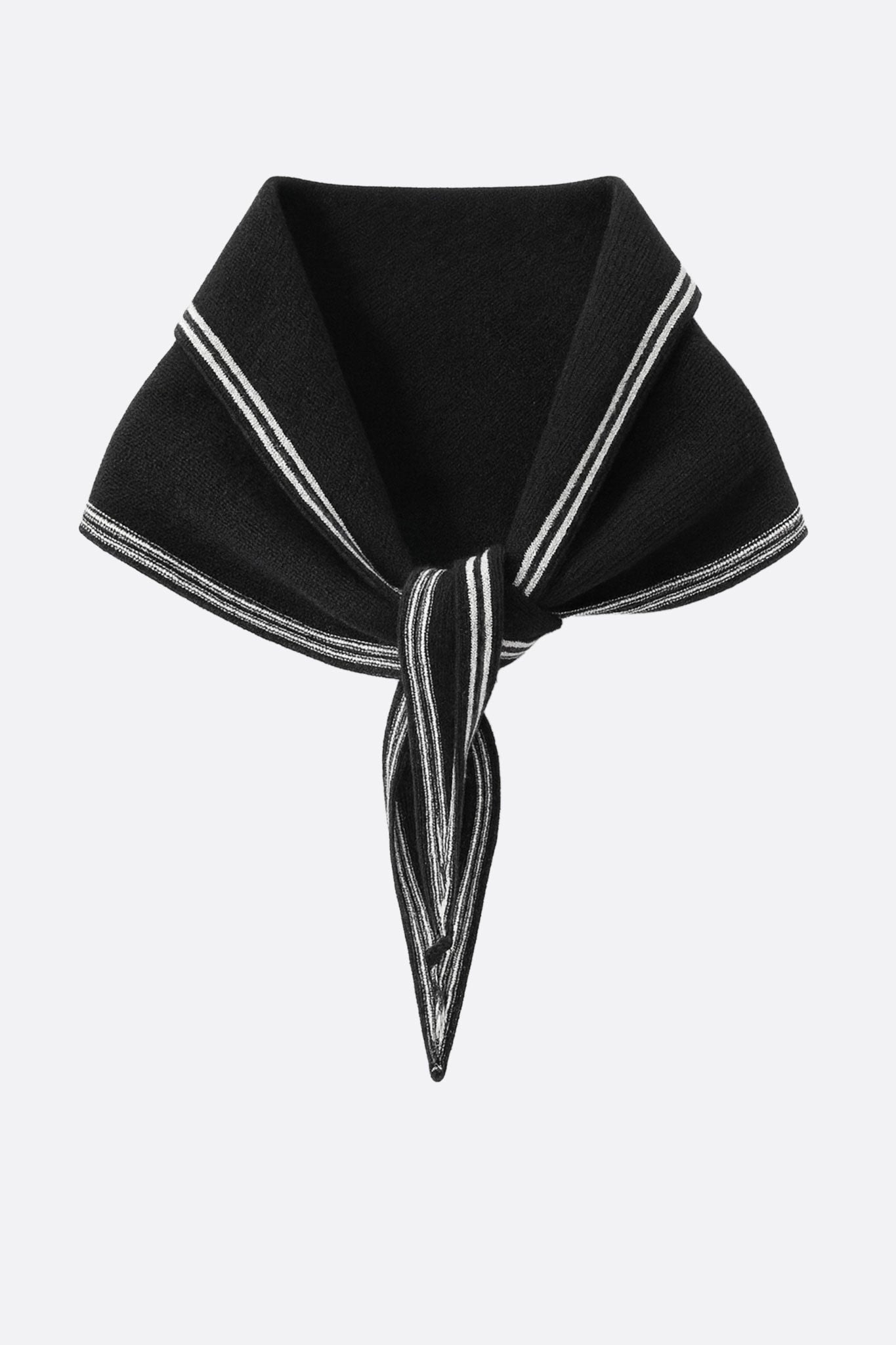 Détail zoomé sur un foulard noir en cachemire avec des rayures blanches, accessoire chic pour un look sophistiqué.