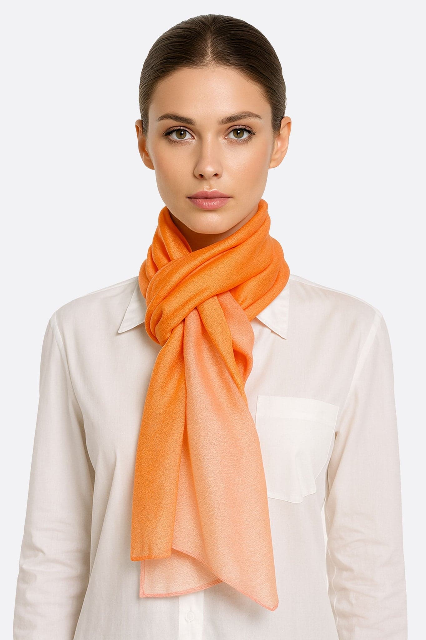 Écharpe en soie et coton dégradée orange, chic et moderne, parfaite pour égayer une tenue élégante.