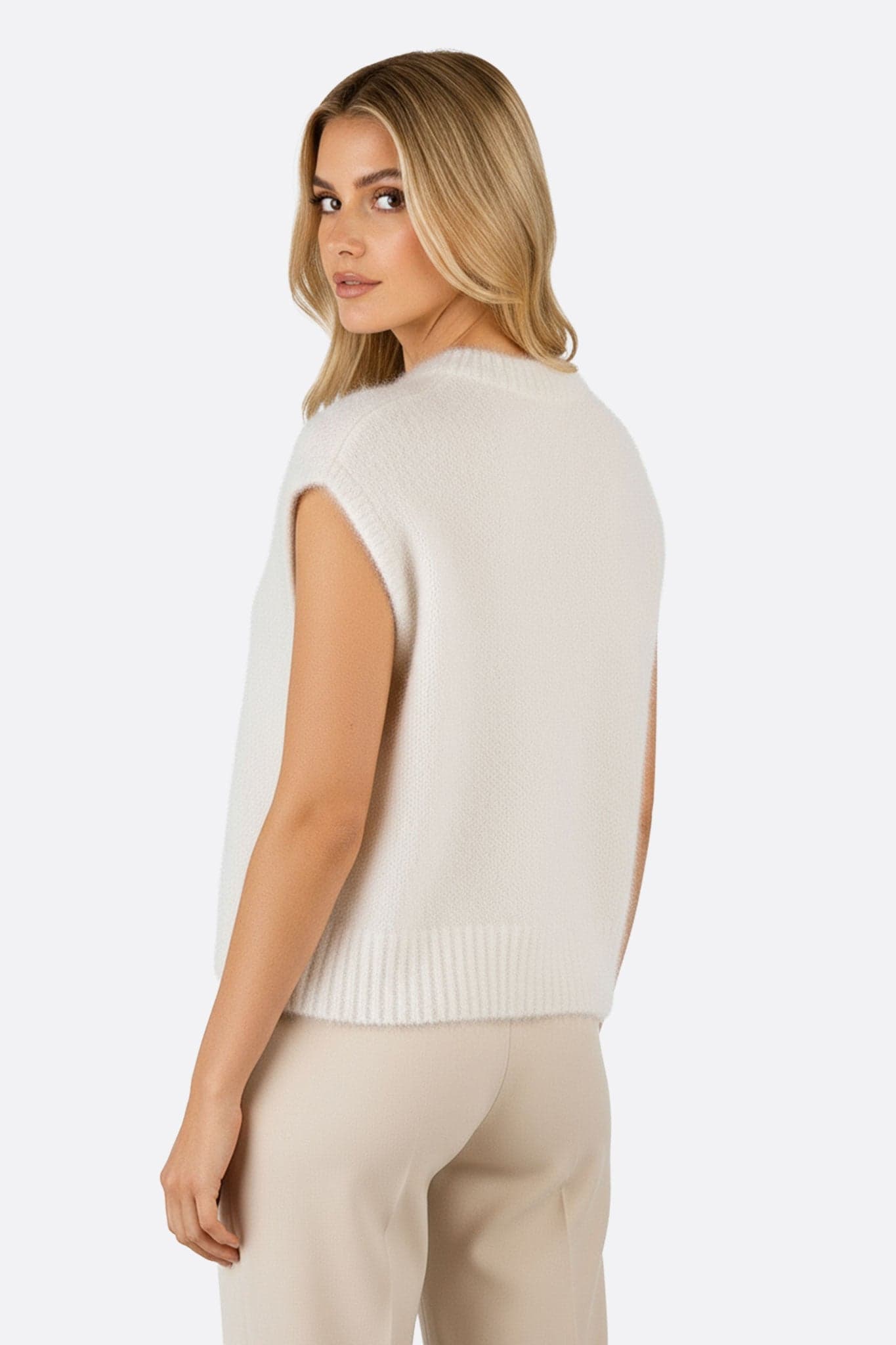 Detalle elegante del chaleco sin mangas de mohair blanco, ideal para un look sofisticado en cualquier ocasión.