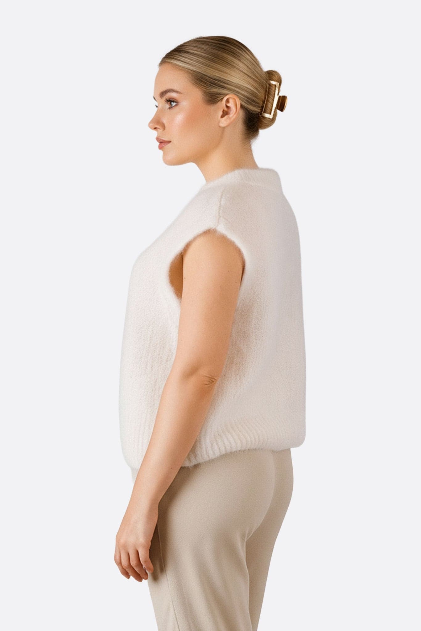 Detalle del chaleco sin mangas de mohair blanco, una pieza contemporánea para un estilo elegante y refinado.