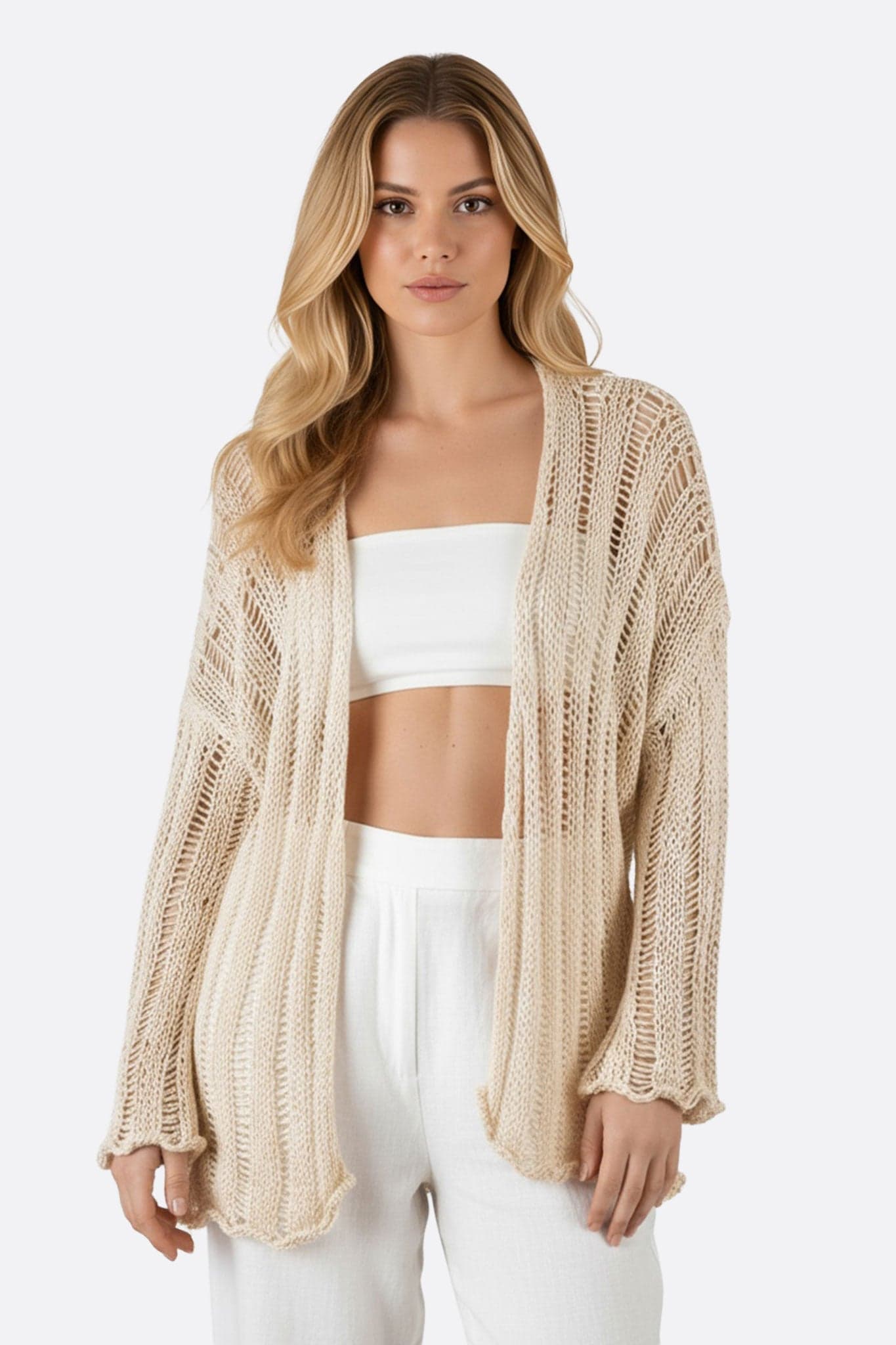 Gilet ajouré beige en maille crochet, parfait pour une tenue bohème chic lors des soirées d'été.