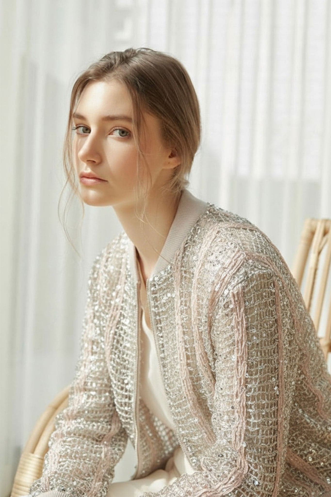 Detail of the champagne openwork bomber vest in linen and silk, highlighting the sequins for a refined elegance touch.